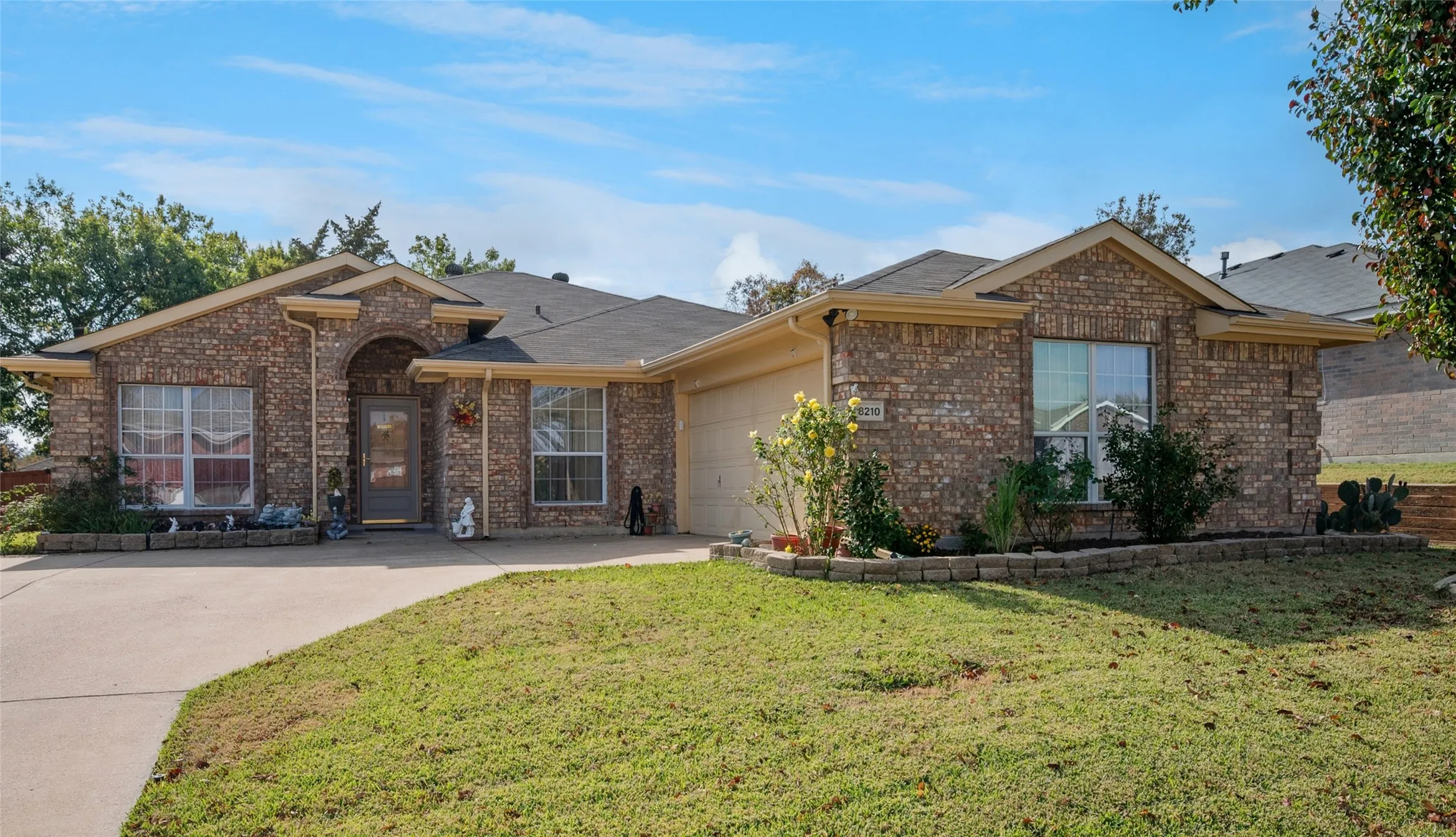 Single Family Residence For Sale in Dallas County , 8210 Champion Drive, Rowlett, Texas 75089, 4 Bedroom, 2 Bathroom, 2 Garage spaces, 2,208 Sqft, built in 2002, mls#21399084, Real Estate Agent in Rowlett, Homes For Sale in Dallas county, Homes For Sale in Rowlett, Realtor in Rowlett Texas, Real Estate Brokerage Independent Realty Texas, Luminita Cordes Realtor