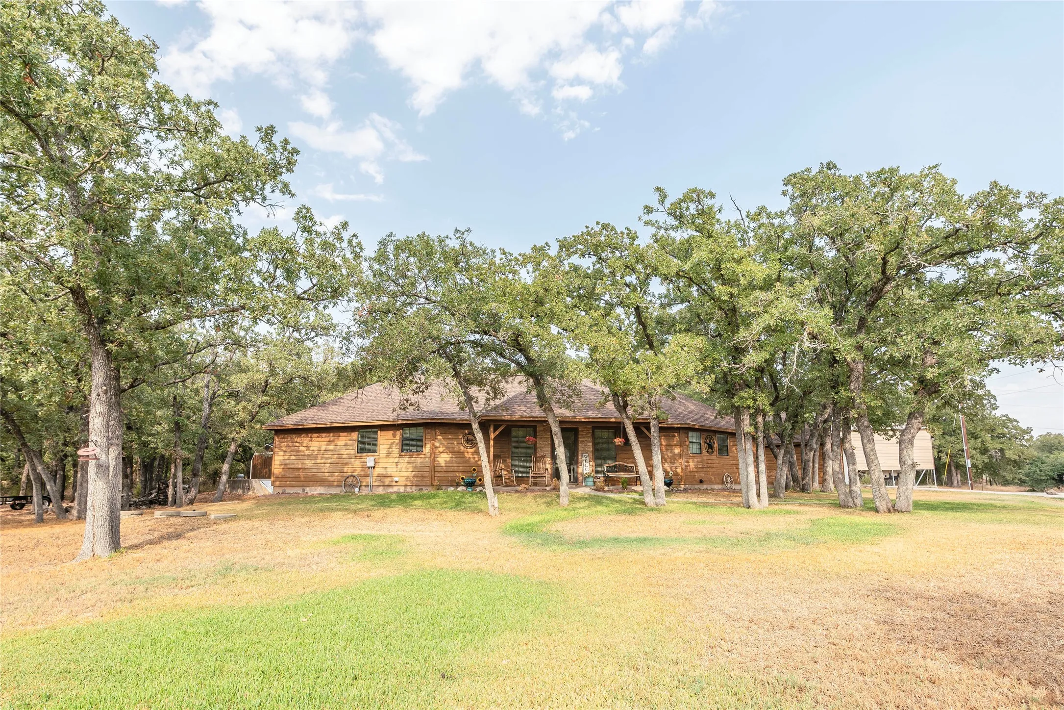 Single Family Residence For Sale in Montague County , 53 Country Club Court, Nocona, Texas 76255, 2 Bedroom, 2 Bathroom, 2 Garage spaces, 1,494 Sqft, built in 2003, mls#21399648, Real Estate Agent in Nocona, Homes For Sale in Montague county, Homes For Sale in Nocona, Realtor in Nocona Texas, Real Estate Brokerage Independent Realty Texas, Luminita Cordes Realtor