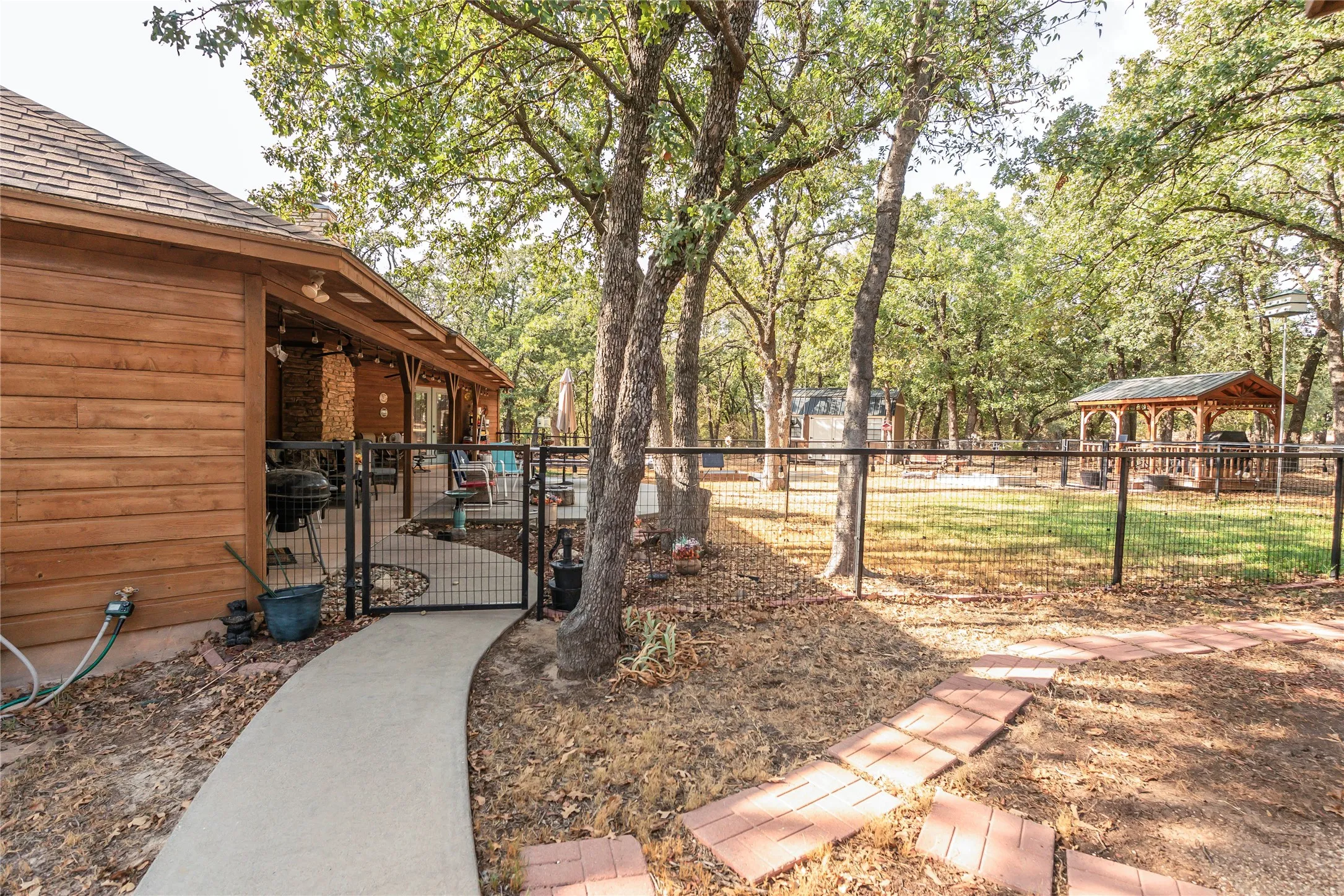 Single Family Residence For Sale in Montague County , 53 Country Club Court, Nocona, Texas 76255, 2 Bedroom, 2 Bathroom, 2 Garage spaces, 1,494 Sqft, built in 2003, mls#21399648, Real Estate Agent in Nocona, Homes For Sale in Montague county, Homes For Sale in Nocona, Realtor in Nocona Texas, Real Estate Brokerage Independent Realty Texas, Luminita Cordes Realtor
