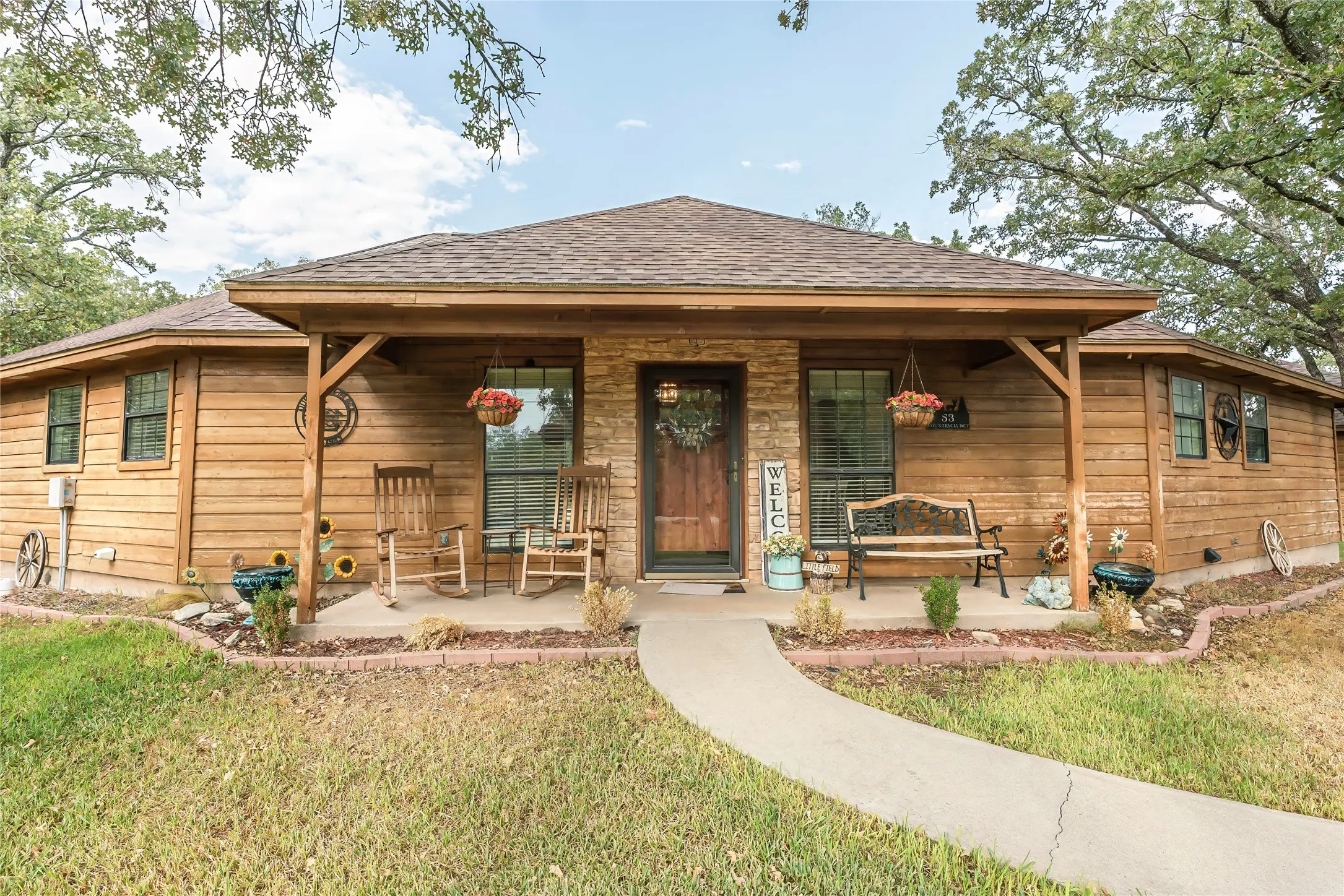 Single Family Residence For Sale in Montague County , 53 Country Club Court, Nocona, Texas 76255, 2 Bedroom, 2 Bathroom, 2 Garage spaces, 1,494 Sqft, built in 2003, mls#21399648, Real Estate Agent in Nocona, Homes For Sale in Montague county, Homes For Sale in Nocona, Realtor in Nocona Texas, Real Estate Brokerage Independent Realty Texas, Luminita Cordes Realtor