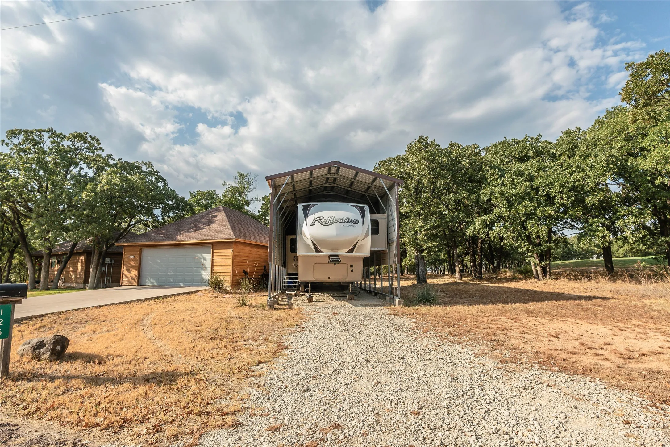 Single Family Residence For Sale in Montague County , 53 Country Club Court, Nocona, Texas 76255, 2 Bedroom, 2 Bathroom, 2 Garage spaces, 1,494 Sqft, built in 2003, mls#21399648, Real Estate Agent in Nocona, Homes For Sale in Montague county, Homes For Sale in Nocona, Realtor in Nocona Texas, Real Estate Brokerage Independent Realty Texas, Luminita Cordes Realtor