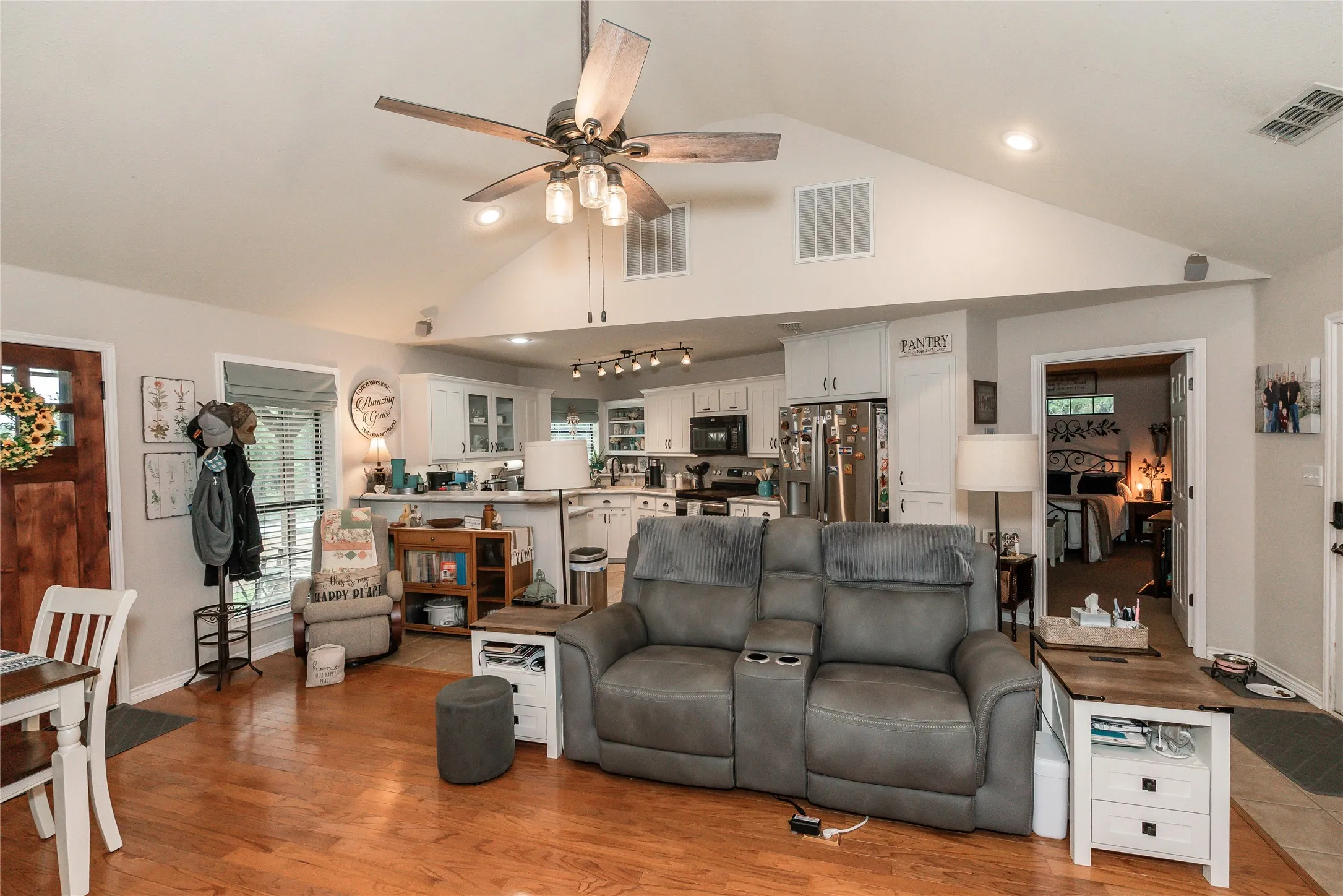 Single Family Residence For Sale in Montague County , 53 Country Club Court, Nocona, Texas 76255, 2 Bedroom, 2 Bathroom, 2 Garage spaces, 1,494 Sqft, built in 2003, mls#21399648, Real Estate Agent in Nocona, Homes For Sale in Montague county, Homes For Sale in Nocona, Realtor in Nocona Texas, Real Estate Brokerage Independent Realty Texas, Luminita Cordes Realtor