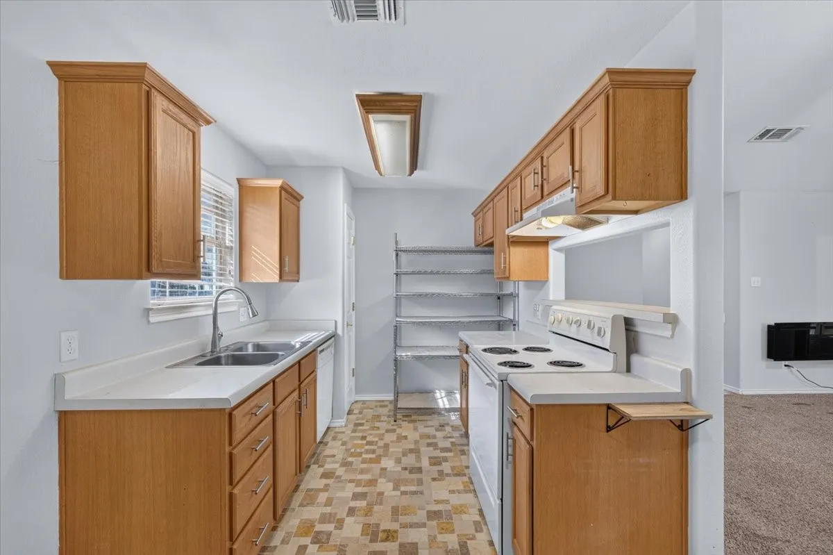 Single Family Residence For Sale in Hill County , 401 S Llano Street, Whitney, Texas 76692, 3 Bedroom, 2 Bathroom, 1 Garage spaces, 1,138 Sqft, built in 2004, mls#21397228, Real Estate Agent in Whitney, Homes For Sale in Hill county, Homes For Sale in Whitney, Realtor in Whitney Texas, Real Estate Brokerage Independent Realty Texas, Luminita Cordes Realtor