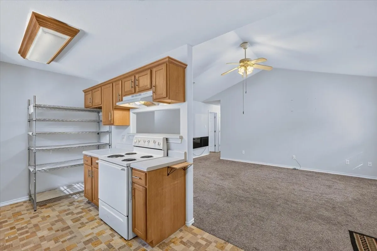 Single Family Residence For Sale in Hill County , 401 S Llano Street, Whitney, Texas 76692, 3 Bedroom, 2 Bathroom, 1 Garage spaces, 1,138 Sqft, built in 2004, mls#21397228, Real Estate Agent in Whitney, Homes For Sale in Hill county, Homes For Sale in Whitney, Realtor in Whitney Texas, Real Estate Brokerage Independent Realty Texas, Luminita Cordes Realtor