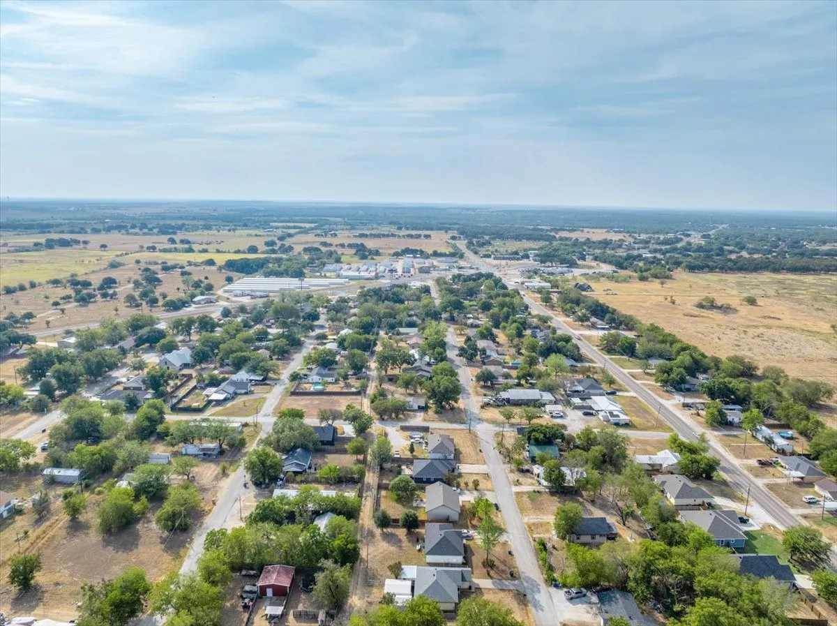 Single Family Residence For Sale in Hill County , 401 S Llano Street, Whitney, Texas 76692, 3 Bedroom, 2 Bathroom, 1 Garage spaces, 1,138 Sqft, built in 2004, mls#21397228, Real Estate Agent in Whitney, Homes For Sale in Hill county, Homes For Sale in Whitney, Realtor in Whitney Texas, Real Estate Brokerage Independent Realty Texas, Luminita Cordes Realtor
