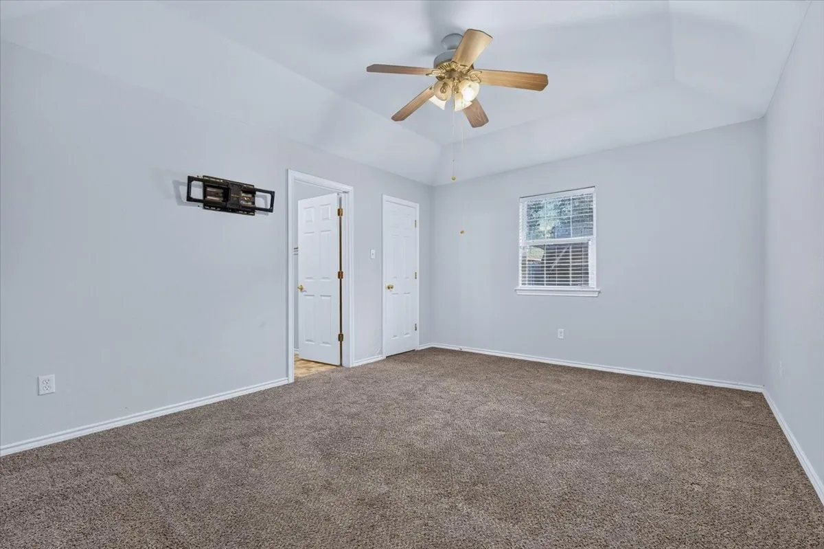 Single Family Residence For Sale in Hill County , 401 S Llano Street, Whitney, Texas 76692, 3 Bedroom, 2 Bathroom, 1 Garage spaces, 1,138 Sqft, built in 2004, mls#21397228, Real Estate Agent in Whitney, Homes For Sale in Hill county, Homes For Sale in Whitney, Realtor in Whitney Texas, Real Estate Brokerage Independent Realty Texas, Luminita Cordes Realtor