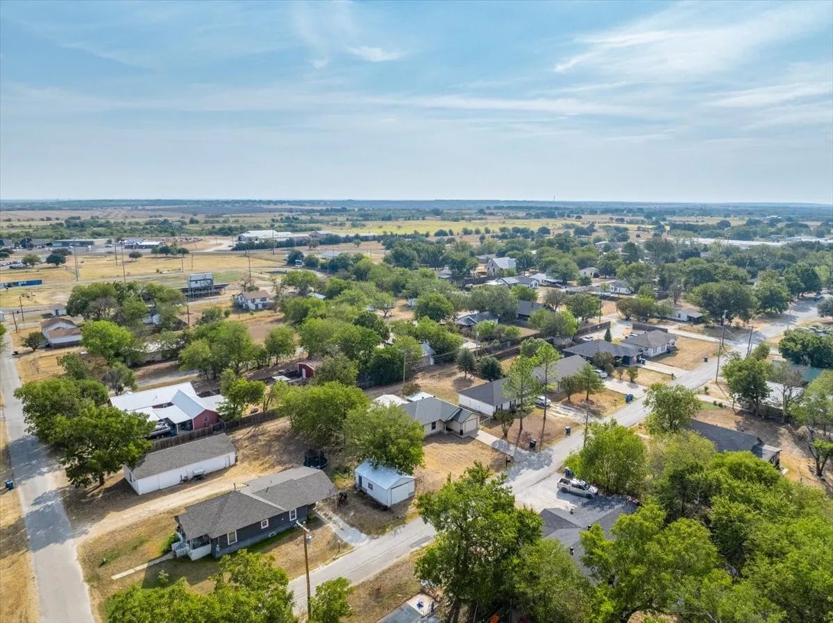 Single Family Residence For Sale in Hill County , 401 S Llano Street, Whitney, Texas 76692, 3 Bedroom, 2 Bathroom, 1 Garage spaces, 1,138 Sqft, built in 2004, mls#21397228, Real Estate Agent in Whitney, Homes For Sale in Hill county, Homes For Sale in Whitney, Realtor in Whitney Texas, Real Estate Brokerage Independent Realty Texas, Luminita Cordes Realtor