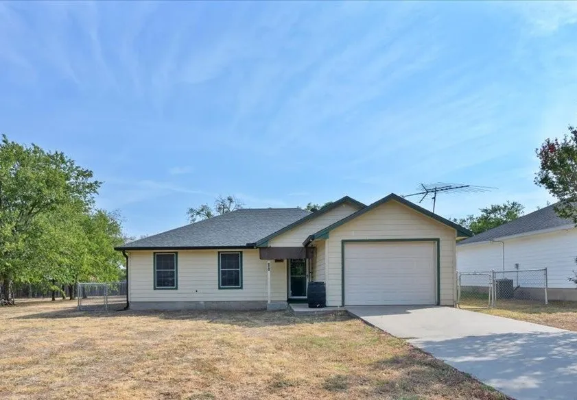 Single Family Residence For Sale in Hill County , 401 S Llano Street, Whitney, Texas 76692, 3 Bedroom, 2 Bathroom, 1 Garage spaces, 1,138 Sqft, built in 2004, mls#21397228, Real Estate Agent in Whitney, Homes For Sale in Hill county, Homes For Sale in Whitney, Realtor in Whitney Texas, Real Estate Brokerage Independent Realty Texas, Luminita Cordes Realtor