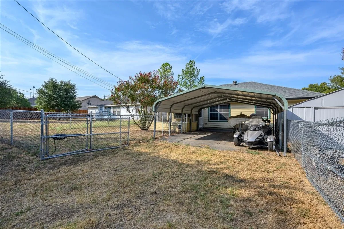 Single Family Residence For Sale in Hill County , 401 S Llano Street, Whitney, Texas 76692, 3 Bedroom, 2 Bathroom, 1 Garage spaces, 1,138 Sqft, built in 2004, mls#21397228, Real Estate Agent in Whitney, Homes For Sale in Hill county, Homes For Sale in Whitney, Realtor in Whitney Texas, Real Estate Brokerage Independent Realty Texas, Luminita Cordes Realtor