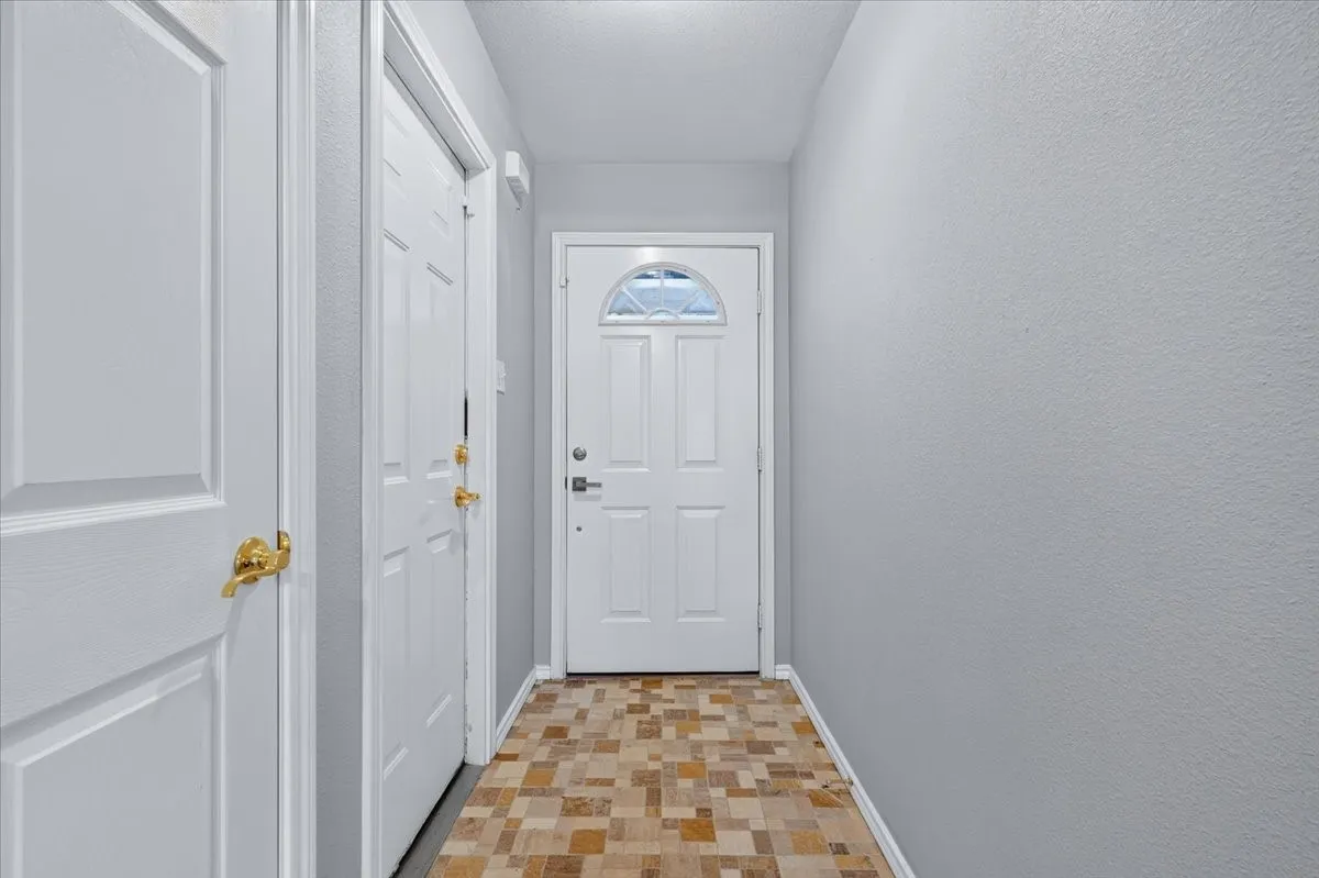 Single Family Residence For Sale in Hill County , 401 S Llano Street, Whitney, Texas 76692, 3 Bedroom, 2 Bathroom, 1 Garage spaces, 1,138 Sqft, built in 2004, mls#21397228, Real Estate Agent in Whitney, Homes For Sale in Hill county, Homes For Sale in Whitney, Realtor in Whitney Texas, Real Estate Brokerage Independent Realty Texas, Luminita Cordes Realtor