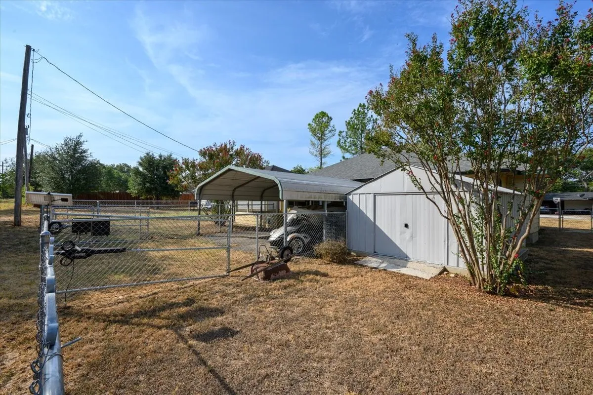 Single Family Residence For Sale in Hill County , 401 S Llano Street, Whitney, Texas 76692, 3 Bedroom, 2 Bathroom, 1 Garage spaces, 1,138 Sqft, built in 2004, mls#21397228, Real Estate Agent in Whitney, Homes For Sale in Hill county, Homes For Sale in Whitney, Realtor in Whitney Texas, Real Estate Brokerage Independent Realty Texas, Luminita Cordes Realtor