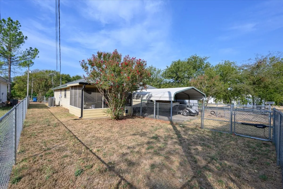 Single Family Residence For Sale in Hill County , 401 S Llano Street, Whitney, Texas 76692, 3 Bedroom, 2 Bathroom, 1 Garage spaces, 1,138 Sqft, built in 2004, mls#21397228, Real Estate Agent in Whitney, Homes For Sale in Hill county, Homes For Sale in Whitney, Realtor in Whitney Texas, Real Estate Brokerage Independent Realty Texas, Luminita Cordes Realtor