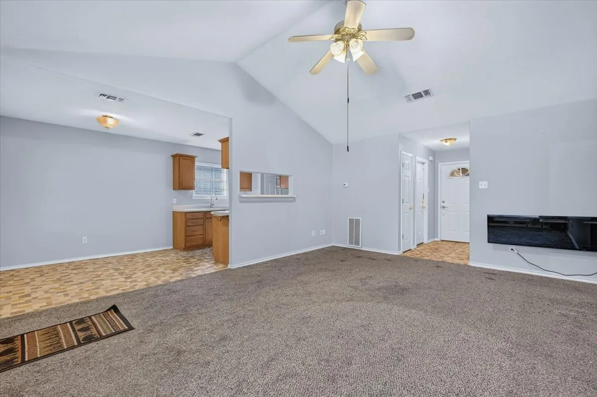 Single Family Residence For Sale in Hill County , 401 S Llano Street, Whitney, Texas 76692, 3 Bedroom, 2 Bathroom, 1 Garage spaces, 1,138 Sqft, built in 2004, mls#21397228, Real Estate Agent in Whitney, Homes For Sale in Hill county, Homes For Sale in Whitney, Realtor in Whitney Texas, Real Estate Brokerage Independent Realty Texas, Luminita Cordes Realtor