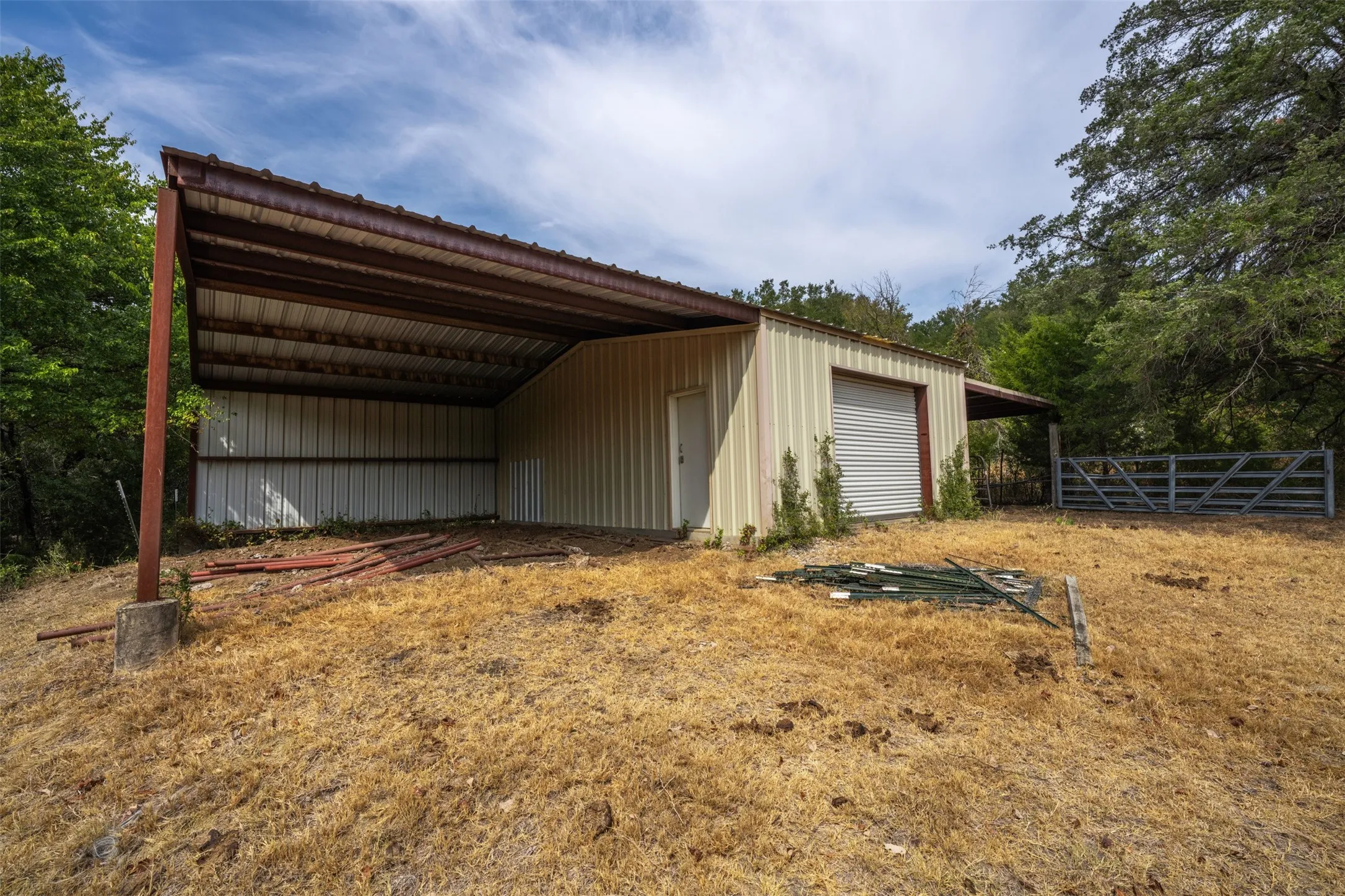 Single Family Residence For Sale in Parker County , 7000 E Bankhead Highway, Aledo, Texas 76008, 3 Bedroom, 2 Bathroom, 2 Garage spaces, 1,548 Sqft, built in 1974, mls#21399986, Real Estate Agent in Aledo, Homes For Sale in Parker county, Homes For Sale in Aledo, Realtor in Aledo Texas, Real Estate Brokerage Independent Realty Texas, Luminita Cordes Realtor