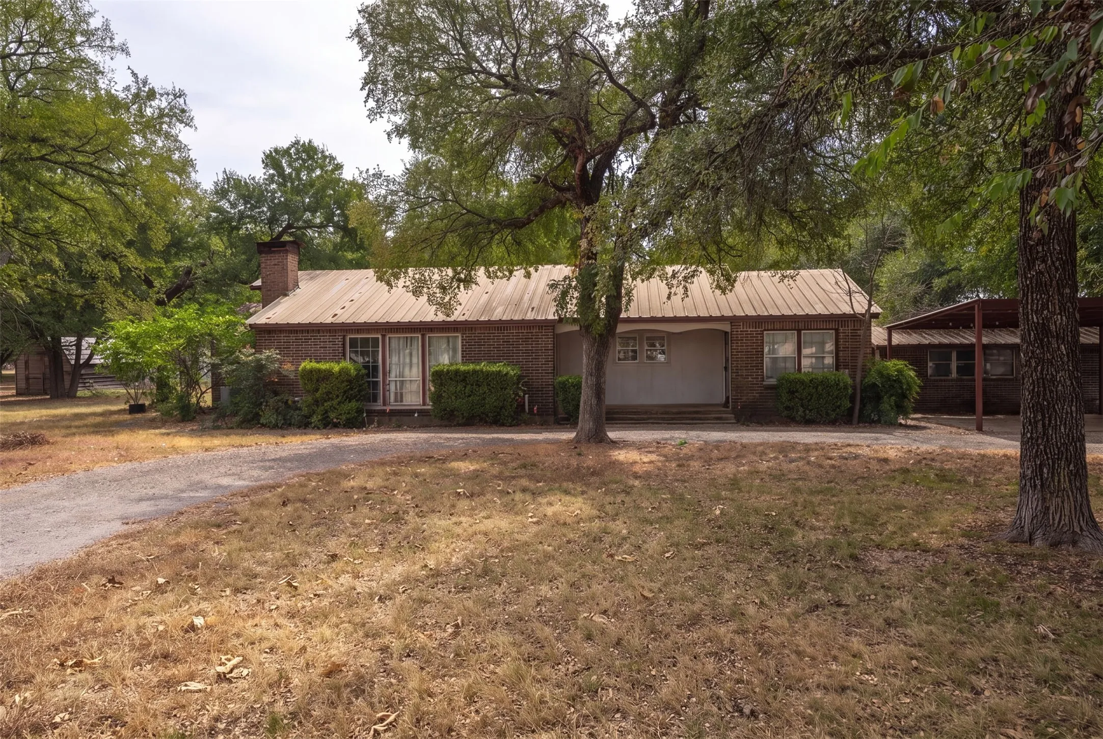 Single Family Residence For Sale in Parker County , 7000 E Bankhead Highway, Aledo, Texas 76008, 3 Bedroom, 2 Bathroom, 2 Garage spaces, 1,548 Sqft, built in 1974, mls#21399986, Real Estate Agent in Aledo, Homes For Sale in Parker county, Homes For Sale in Aledo, Realtor in Aledo Texas, Real Estate Brokerage Independent Realty Texas, Luminita Cordes Realtor
