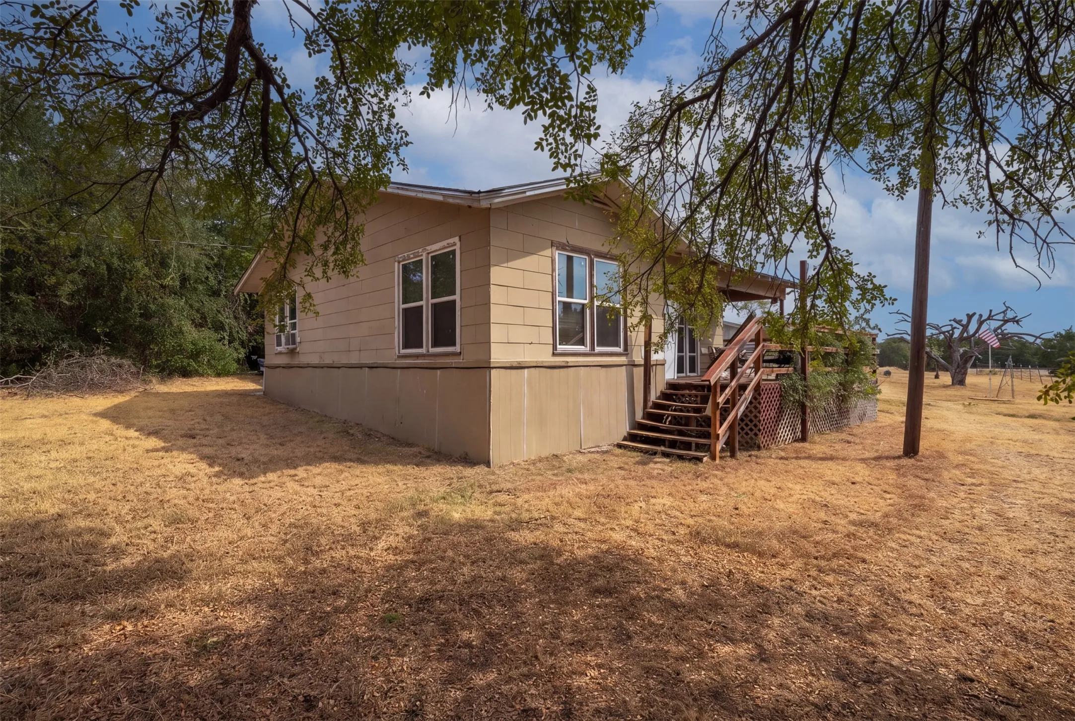 Single Family Residence For Sale in Parker County , 7000 E Bankhead Highway, Aledo, Texas 76008, 3 Bedroom, 2 Bathroom, 2 Garage spaces, 1,548 Sqft, built in 1974, mls#21399986, Real Estate Agent in Aledo, Homes For Sale in Parker county, Homes For Sale in Aledo, Realtor in Aledo Texas, Real Estate Brokerage Independent Realty Texas, Luminita Cordes Realtor