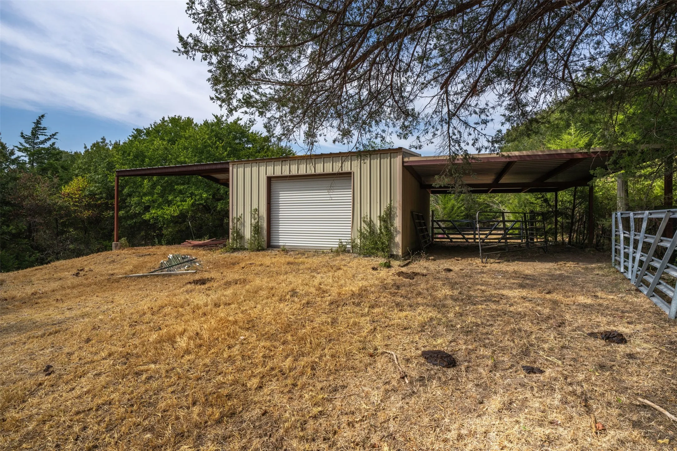 Single Family Residence For Sale in Parker County , 7000 E Bankhead Highway, Aledo, Texas 76008, 3 Bedroom, 2 Bathroom, 2 Garage spaces, 1,548 Sqft, built in 1974, mls#21399986, Real Estate Agent in Aledo, Homes For Sale in Parker county, Homes For Sale in Aledo, Realtor in Aledo Texas, Real Estate Brokerage Independent Realty Texas, Luminita Cordes Realtor