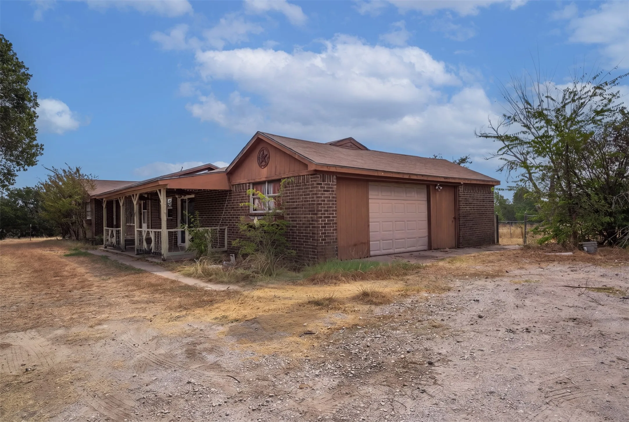 Single Family Residence For Sale in Parker County , 7000 E Bankhead Highway, Aledo, Texas 76008, 3 Bedroom, 2 Bathroom, 2 Garage spaces, 1,548 Sqft, built in 1974, mls#21399986, Real Estate Agent in Aledo, Homes For Sale in Parker county, Homes For Sale in Aledo, Realtor in Aledo Texas, Real Estate Brokerage Independent Realty Texas, Luminita Cordes Realtor
