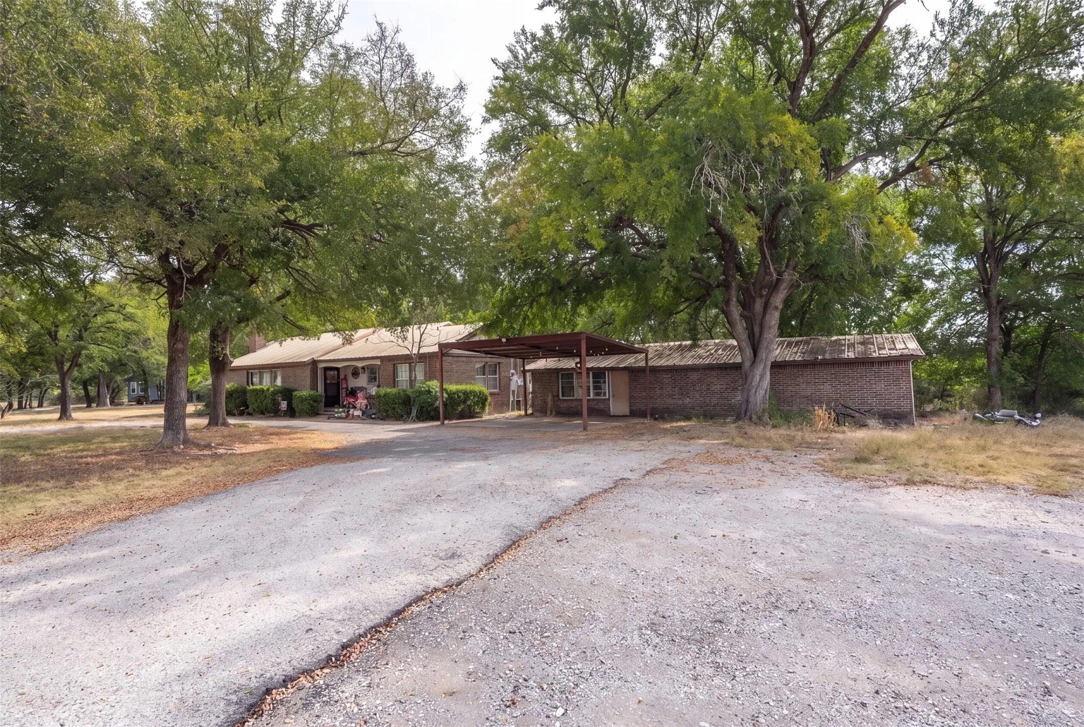 Single Family Residence For Sale in Parker County , 7000 E Bankhead Highway, Aledo, Texas 76008, 3 Bedroom, 2 Bathroom, 2 Garage spaces, 1,548 Sqft, built in 1974, mls#21399986, Real Estate Agent in Aledo, Homes For Sale in Parker county, Homes For Sale in Aledo, Realtor in Aledo Texas, Real Estate Brokerage Independent Realty Texas, Luminita Cordes Realtor