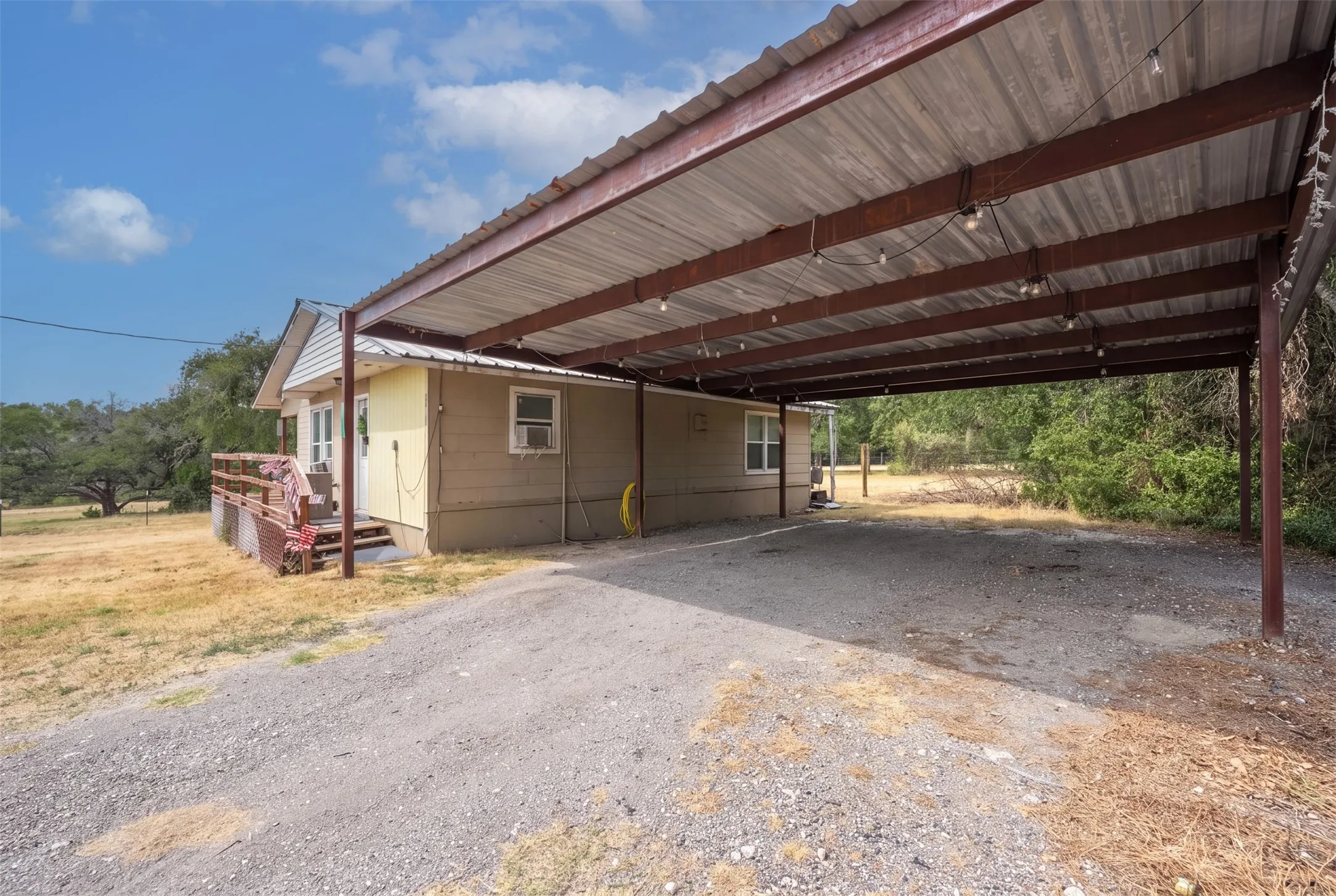 Single Family Residence For Sale in Parker County , 7000 E Bankhead Highway, Aledo, Texas 76008, 3 Bedroom, 2 Bathroom, 2 Garage spaces, 1,548 Sqft, built in 1974, mls#21399986, Real Estate Agent in Aledo, Homes For Sale in Parker county, Homes For Sale in Aledo, Realtor in Aledo Texas, Real Estate Brokerage Independent Realty Texas, Luminita Cordes Realtor