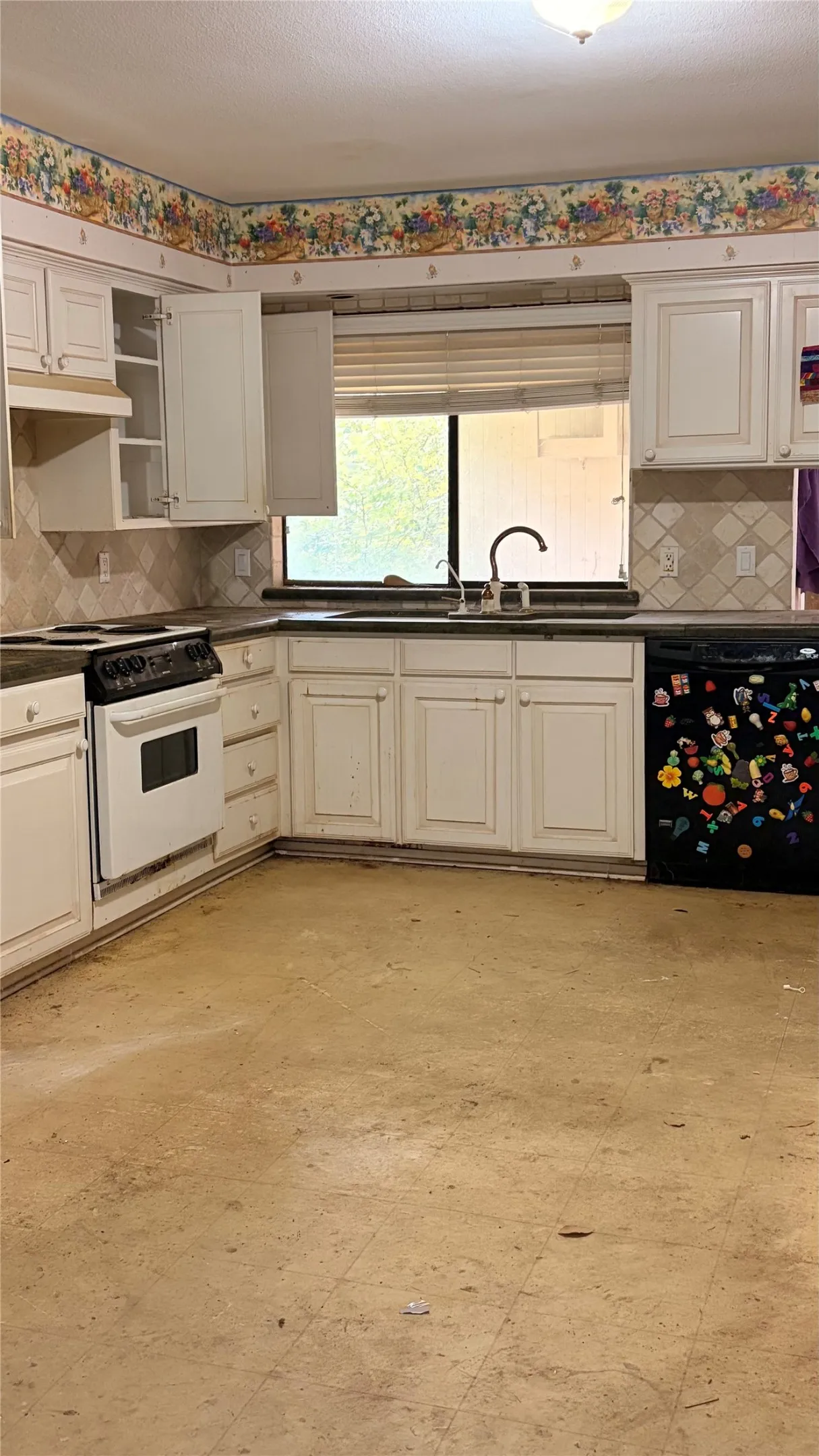 Single Family Residence For Sale in Tarrant County , 200 Windridge Trail, Burleson, Texas 76028, 4 Bedroom, 3 Bathroom, 2 Garage spaces, 2,386 Sqft, built in 1978, mls#21397176, Real Estate Agent in Burleson, Homes For Sale in Tarrant county, Homes For Sale in Burleson, Realtor in Burleson Texas, Real Estate Brokerage Independent Realty Texas, Luminita Cordes Realtor