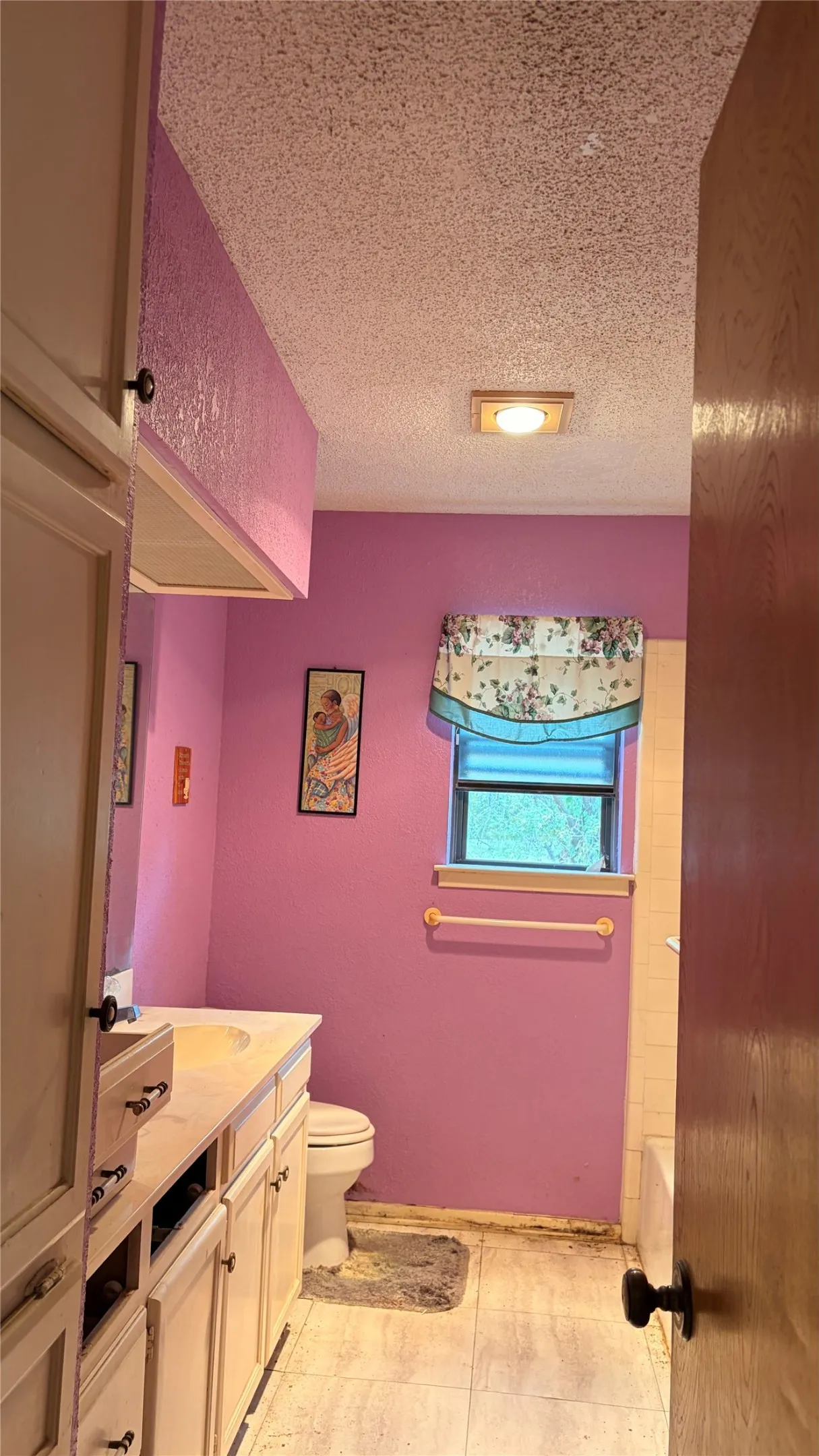 Single Family Residence For Sale in Tarrant County , 200 Windridge Trail, Burleson, Texas 76028, 4 Bedroom, 3 Bathroom, 2 Garage spaces, 2,386 Sqft, built in 1978, mls#21397176, Real Estate Agent in Burleson, Homes For Sale in Tarrant county, Homes For Sale in Burleson, Realtor in Burleson Texas, Real Estate Brokerage Independent Realty Texas, Luminita Cordes Realtor