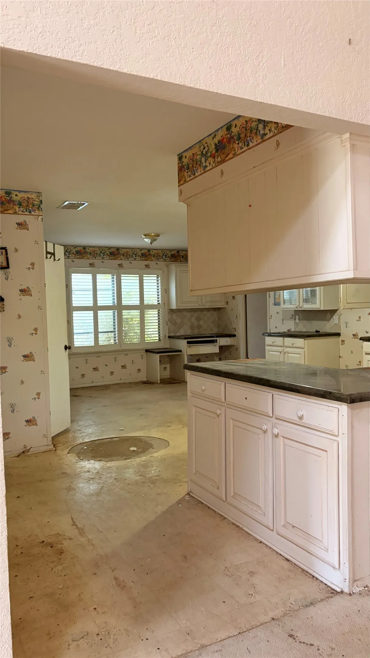Single Family Residence For Sale in Tarrant County , 200 Windridge Trail, Burleson, Texas 76028, 4 Bedroom, 3 Bathroom, 2 Garage spaces, 2,386 Sqft, built in 1978, mls#21397176, Real Estate Agent in Burleson, Homes For Sale in Tarrant county, Homes For Sale in Burleson, Realtor in Burleson Texas, Real Estate Brokerage Independent Realty Texas, Luminita Cordes Realtor