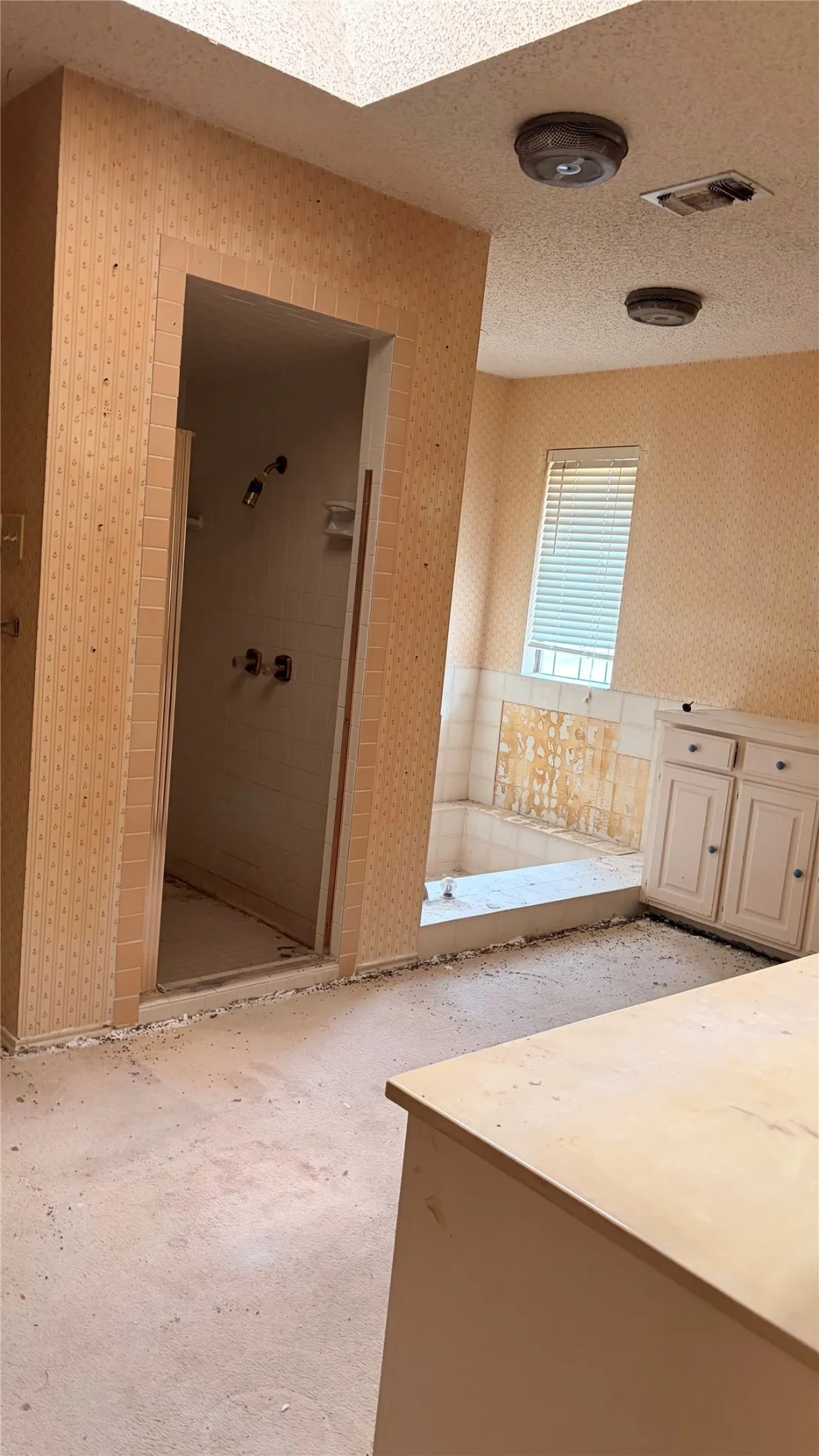 Single Family Residence For Sale in Tarrant County , 200 Windridge Trail, Burleson, Texas 76028, 4 Bedroom, 3 Bathroom, 2 Garage spaces, 2,386 Sqft, built in 1978, mls#21397176, Real Estate Agent in Burleson, Homes For Sale in Tarrant county, Homes For Sale in Burleson, Realtor in Burleson Texas, Real Estate Brokerage Independent Realty Texas, Luminita Cordes Realtor