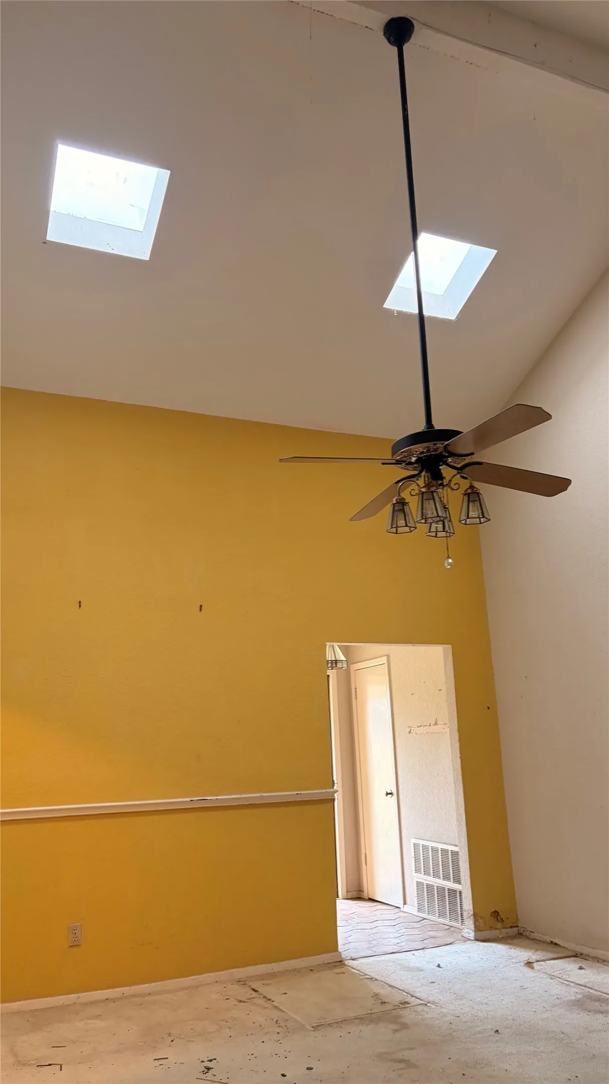 Single Family Residence For Sale in Tarrant County , 200 Windridge Trail, Burleson, Texas 76028, 4 Bedroom, 3 Bathroom, 2 Garage spaces, 2,386 Sqft, built in 1978, mls#21397176, Real Estate Agent in Burleson, Homes For Sale in Tarrant county, Homes For Sale in Burleson, Realtor in Burleson Texas, Real Estate Brokerage Independent Realty Texas, Luminita Cordes Realtor