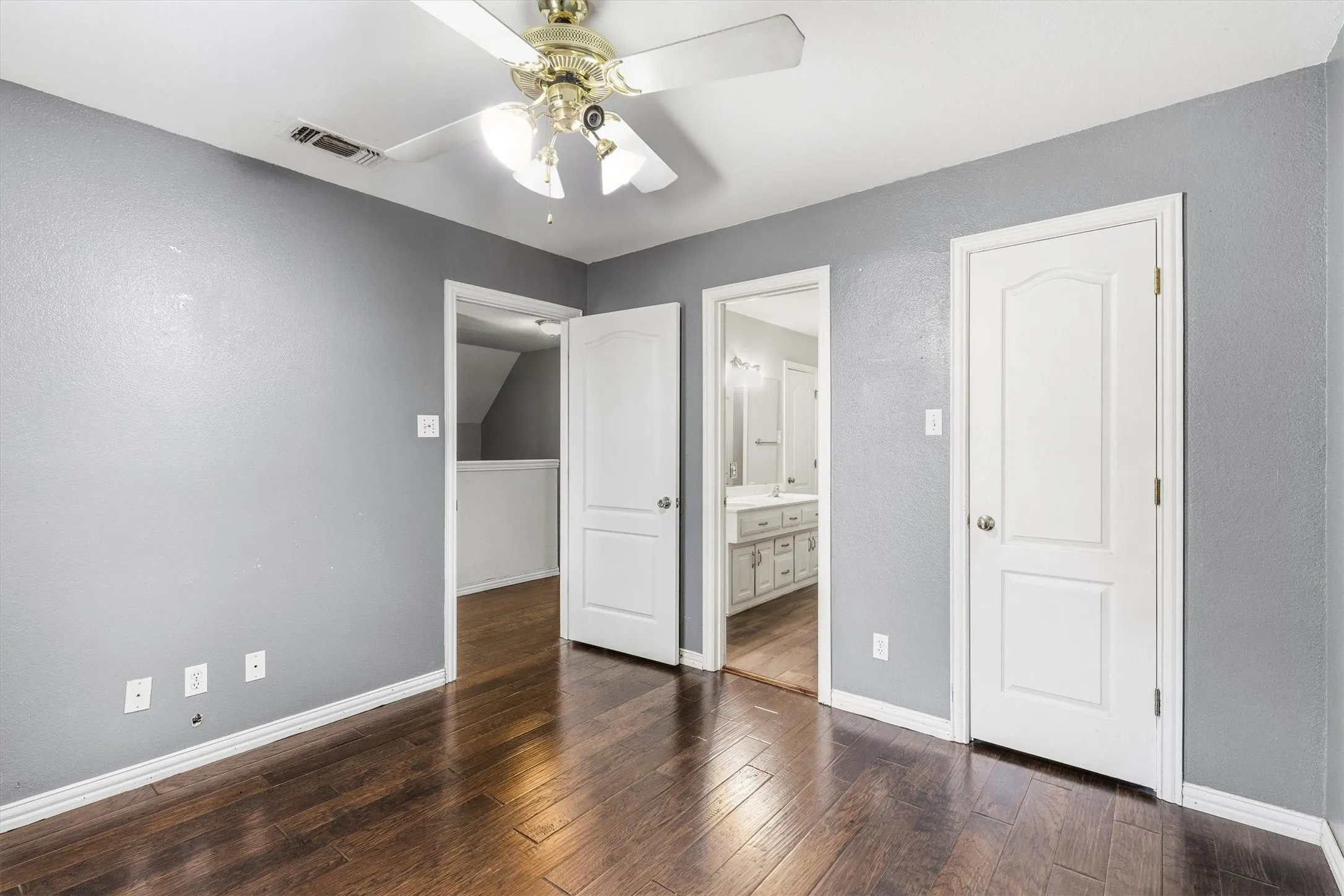 Single Family Residence For Sale in Dallas County , 800 Crest Ridge Drive, Irving, Texas 75061, 3 Bedroom, 3 Bathroom, 2 Garage spaces, 2,598 Sqft, built in 1989, mls#21399454, Real Estate Agent in Irving, Homes For Sale in Dallas county, Homes For Sale in Irving, Realtor in Irving Texas, Real Estate Brokerage Independent Realty Texas, Luminita Cordes Realtor