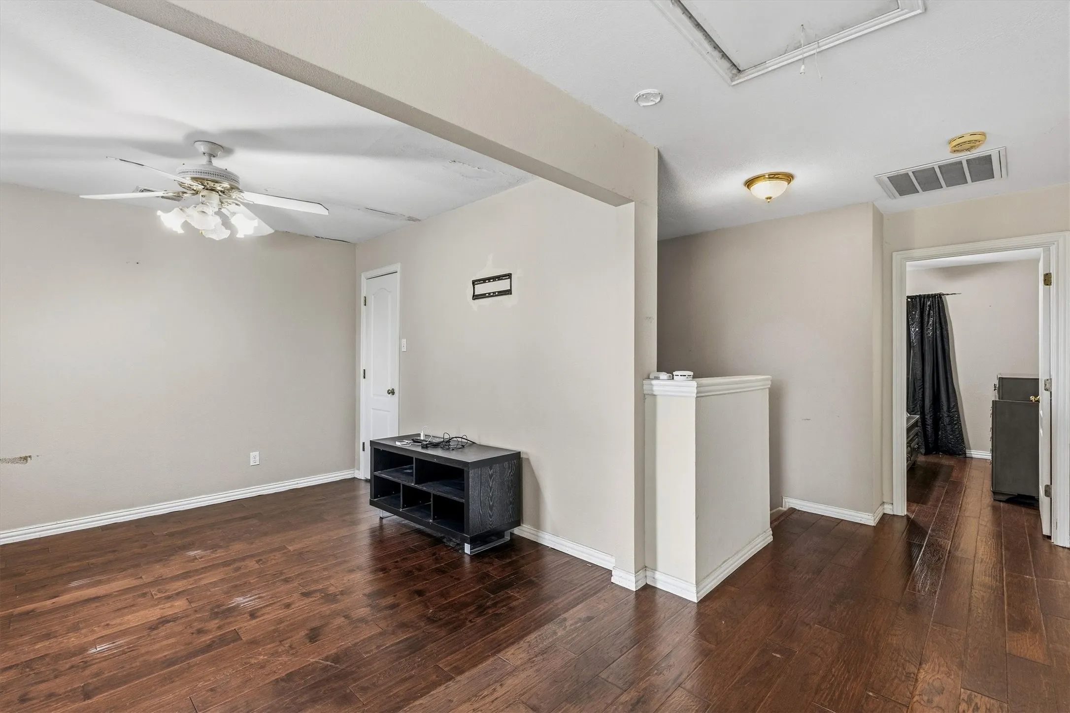 Single Family Residence For Sale in Dallas County , 800 Crest Ridge Drive, Irving, Texas 75061, 3 Bedroom, 3 Bathroom, 2 Garage spaces, 2,598 Sqft, built in 1989, mls#21399454, Real Estate Agent in Irving, Homes For Sale in Dallas county, Homes For Sale in Irving, Realtor in Irving Texas, Real Estate Brokerage Independent Realty Texas, Luminita Cordes Realtor