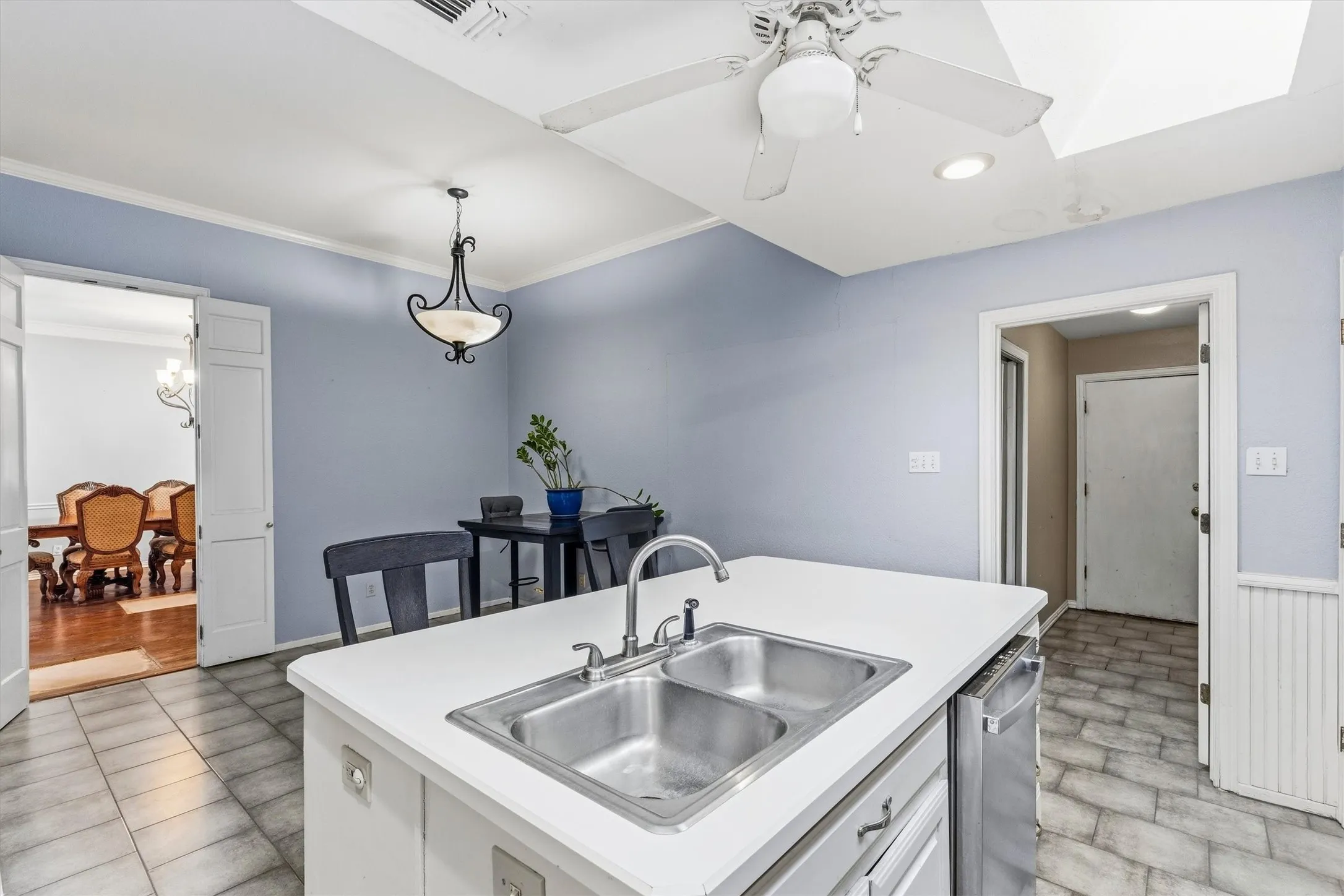 Single Family Residence For Sale in Dallas County , 800 Crest Ridge Drive, Irving, Texas 75061, 3 Bedroom, 3 Bathroom, 2 Garage spaces, 2,598 Sqft, built in 1989, mls#21399454, Real Estate Agent in Irving, Homes For Sale in Dallas county, Homes For Sale in Irving, Realtor in Irving Texas, Real Estate Brokerage Independent Realty Texas, Luminita Cordes Realtor
