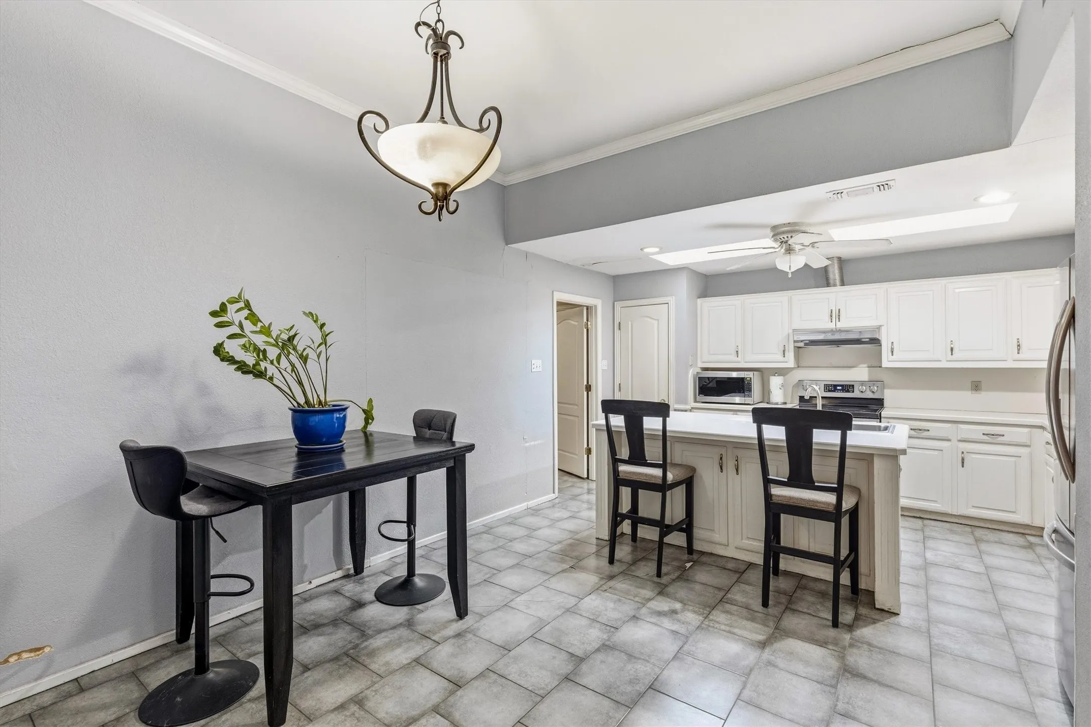 Single Family Residence For Sale in Dallas County , 800 Crest Ridge Drive, Irving, Texas 75061, 3 Bedroom, 3 Bathroom, 2 Garage spaces, 2,598 Sqft, built in 1989, mls#21399454, Real Estate Agent in Irving, Homes For Sale in Dallas county, Homes For Sale in Irving, Realtor in Irving Texas, Real Estate Brokerage Independent Realty Texas, Luminita Cordes Realtor