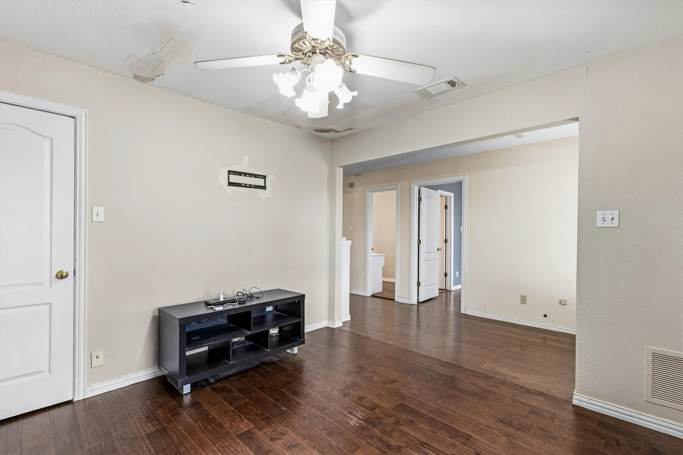 Single Family Residence For Sale in Dallas County , 800 Crest Ridge Drive, Irving, Texas 75061, 3 Bedroom, 3 Bathroom, 2 Garage spaces, 2,598 Sqft, built in 1989, mls#21399454, Real Estate Agent in Irving, Homes For Sale in Dallas county, Homes For Sale in Irving, Realtor in Irving Texas, Real Estate Brokerage Independent Realty Texas, Luminita Cordes Realtor