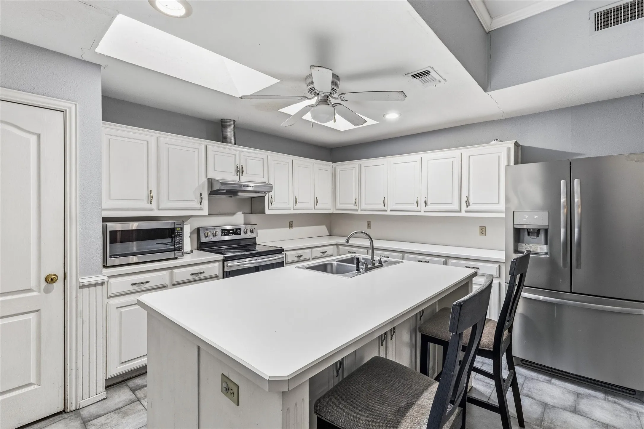 Single Family Residence For Sale in Dallas County , 800 Crest Ridge Drive, Irving, Texas 75061, 3 Bedroom, 3 Bathroom, 2 Garage spaces, 2,598 Sqft, built in 1989, mls#21399454, Real Estate Agent in Irving, Homes For Sale in Dallas county, Homes For Sale in Irving, Realtor in Irving Texas, Real Estate Brokerage Independent Realty Texas, Luminita Cordes Realtor