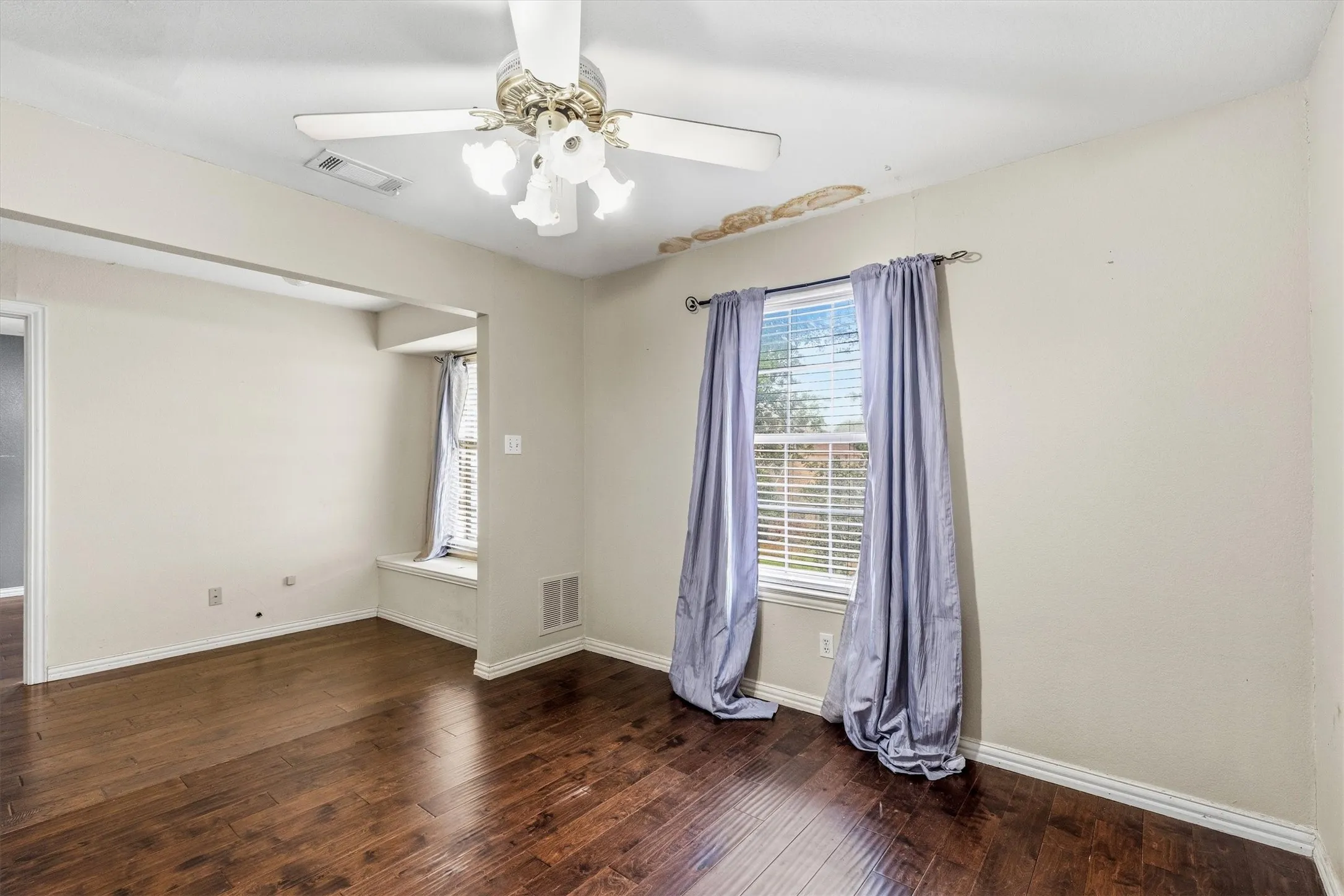 Single Family Residence For Sale in Dallas County , 800 Crest Ridge Drive, Irving, Texas 75061, 3 Bedroom, 3 Bathroom, 2 Garage spaces, 2,598 Sqft, built in 1989, mls#21399454, Real Estate Agent in Irving, Homes For Sale in Dallas county, Homes For Sale in Irving, Realtor in Irving Texas, Real Estate Brokerage Independent Realty Texas, Luminita Cordes Realtor