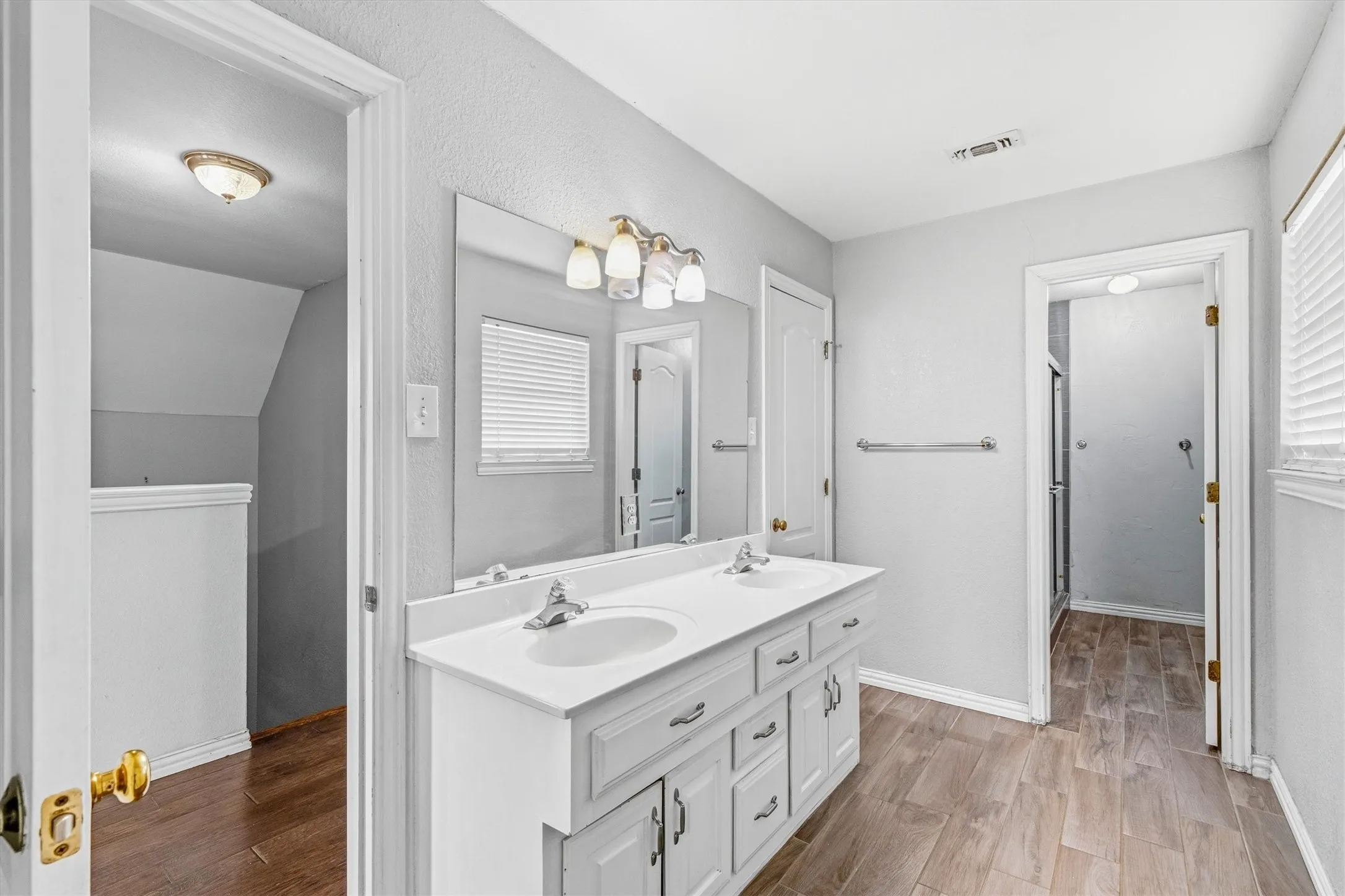 Single Family Residence For Sale in Dallas County , 800 Crest Ridge Drive, Irving, Texas 75061, 3 Bedroom, 3 Bathroom, 2 Garage spaces, 2,598 Sqft, built in 1989, mls#21399454, Real Estate Agent in Irving, Homes For Sale in Dallas county, Homes For Sale in Irving, Realtor in Irving Texas, Real Estate Brokerage Independent Realty Texas, Luminita Cordes Realtor