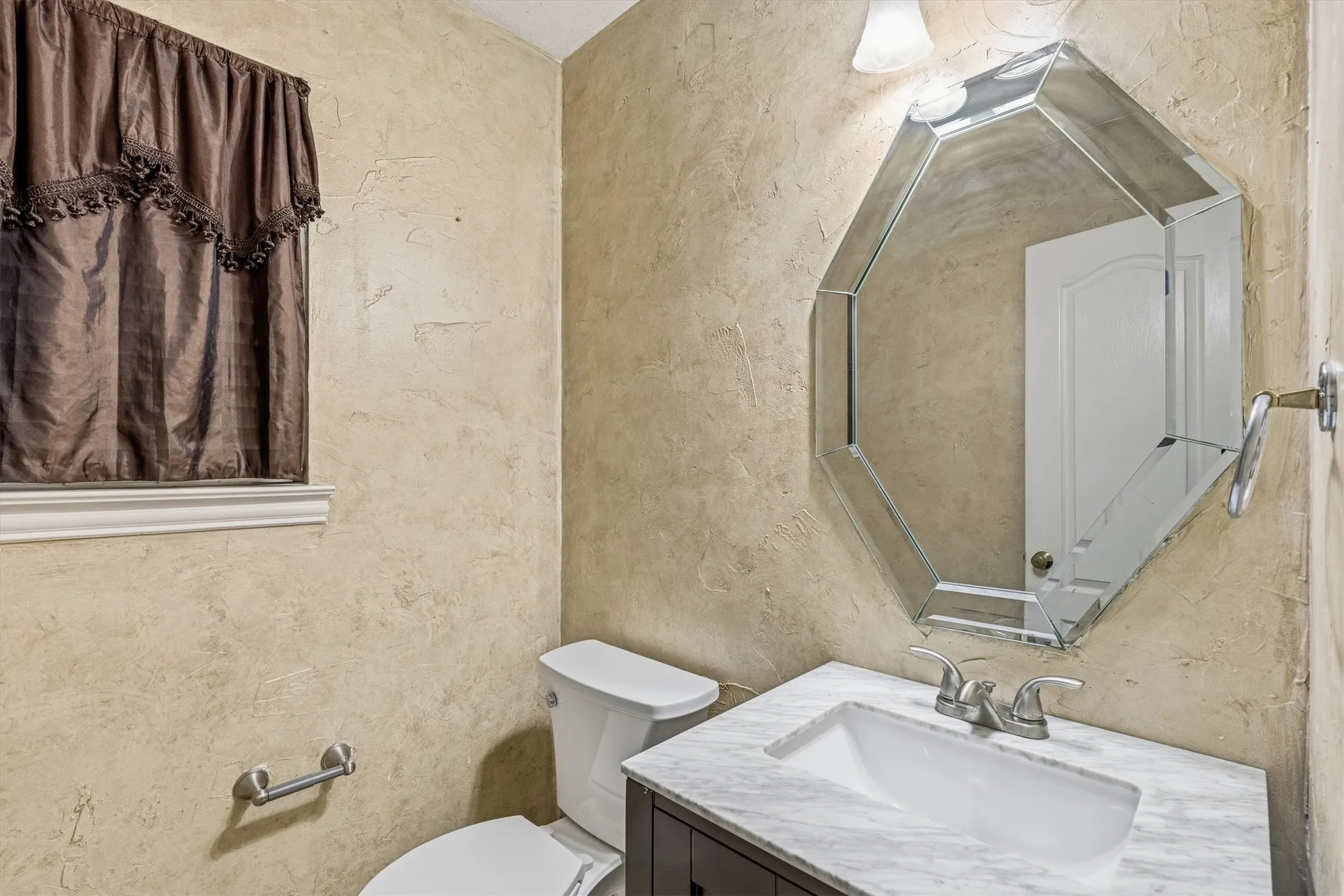 Single Family Residence For Sale in Dallas County , 800 Crest Ridge Drive, Irving, Texas 75061, 3 Bedroom, 3 Bathroom, 2 Garage spaces, 2,598 Sqft, built in 1989, mls#21399454, Real Estate Agent in Irving, Homes For Sale in Dallas county, Homes For Sale in Irving, Realtor in Irving Texas, Real Estate Brokerage Independent Realty Texas, Luminita Cordes Realtor