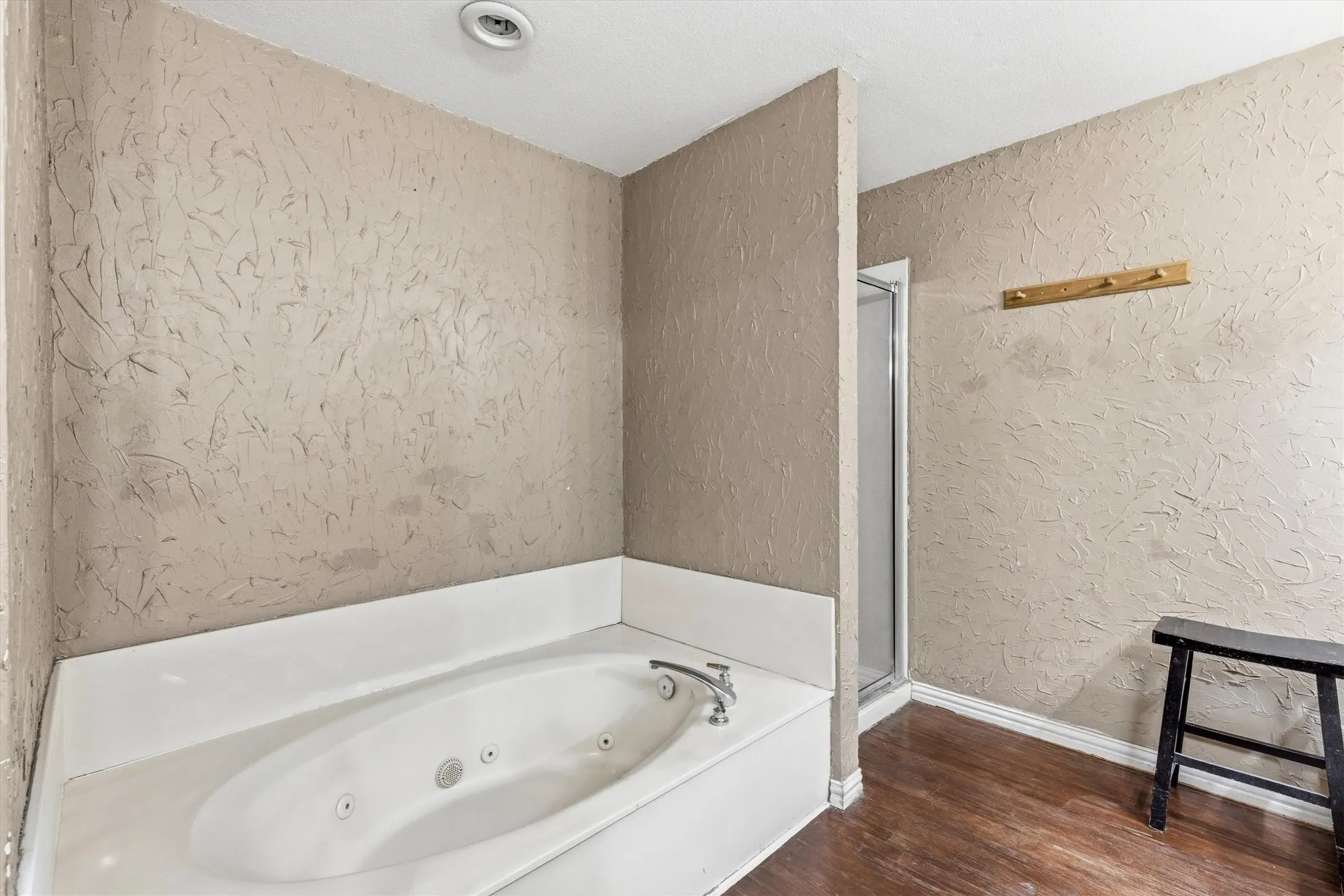 Single Family Residence For Sale in Dallas County , 800 Crest Ridge Drive, Irving, Texas 75061, 3 Bedroom, 3 Bathroom, 2 Garage spaces, 2,598 Sqft, built in 1989, mls#21399454, Real Estate Agent in Irving, Homes For Sale in Dallas county, Homes For Sale in Irving, Realtor in Irving Texas, Real Estate Brokerage Independent Realty Texas, Luminita Cordes Realtor