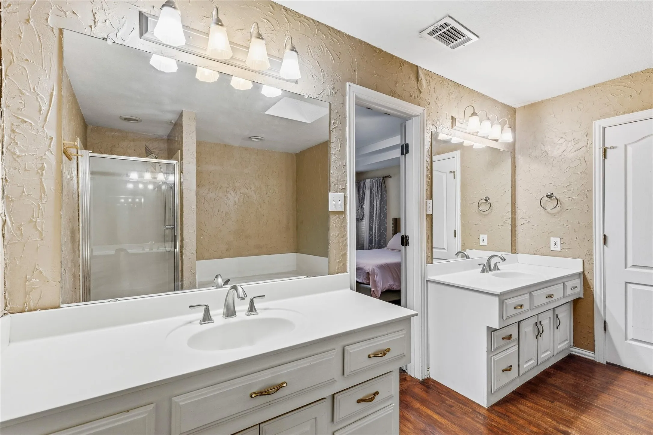 Single Family Residence For Sale in Dallas County , 800 Crest Ridge Drive, Irving, Texas 75061, 3 Bedroom, 3 Bathroom, 2 Garage spaces, 2,598 Sqft, built in 1989, mls#21399454, Real Estate Agent in Irving, Homes For Sale in Dallas county, Homes For Sale in Irving, Realtor in Irving Texas, Real Estate Brokerage Independent Realty Texas, Luminita Cordes Realtor