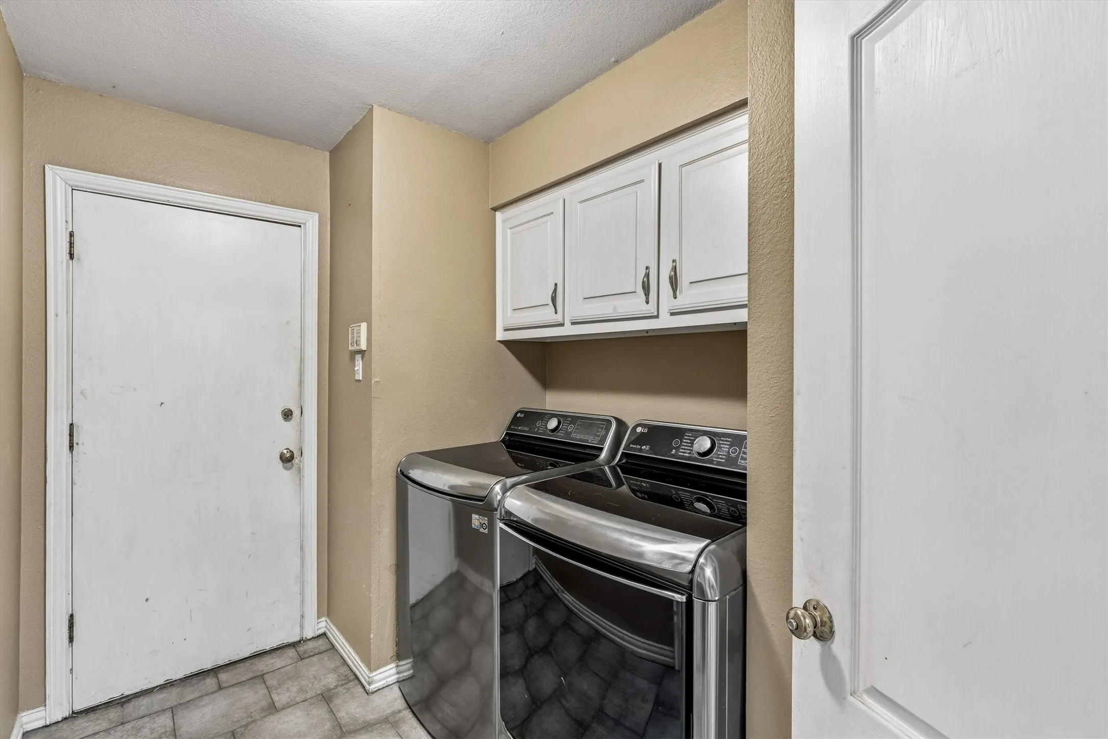 Single Family Residence For Sale in Dallas County , 800 Crest Ridge Drive, Irving, Texas 75061, 3 Bedroom, 3 Bathroom, 2 Garage spaces, 2,598 Sqft, built in 1989, mls#21399454, Real Estate Agent in Irving, Homes For Sale in Dallas county, Homes For Sale in Irving, Realtor in Irving Texas, Real Estate Brokerage Independent Realty Texas, Luminita Cordes Realtor