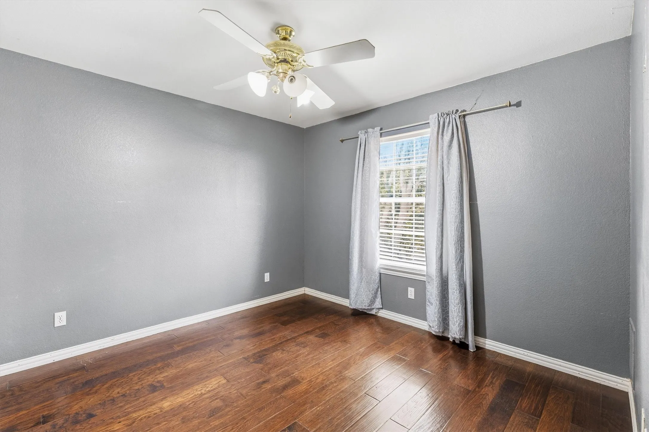 Single Family Residence For Sale in Dallas County , 800 Crest Ridge Drive, Irving, Texas 75061, 3 Bedroom, 3 Bathroom, 2 Garage spaces, 2,598 Sqft, built in 1989, mls#21399454, Real Estate Agent in Irving, Homes For Sale in Dallas county, Homes For Sale in Irving, Realtor in Irving Texas, Real Estate Brokerage Independent Realty Texas, Luminita Cordes Realtor