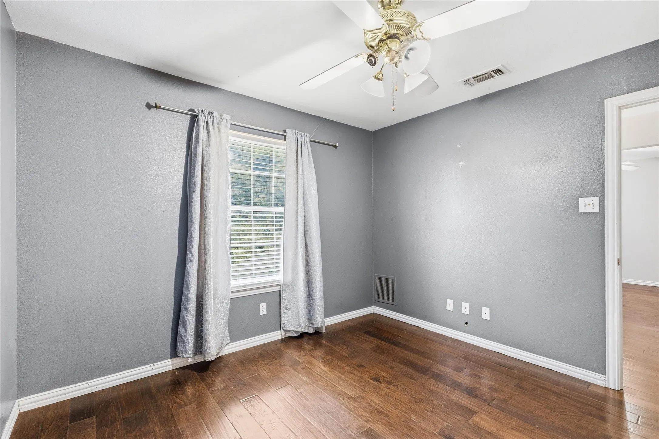 Single Family Residence For Sale in Dallas County , 800 Crest Ridge Drive, Irving, Texas 75061, 3 Bedroom, 3 Bathroom, 2 Garage spaces, 2,598 Sqft, built in 1989, mls#21399454, Real Estate Agent in Irving, Homes For Sale in Dallas county, Homes For Sale in Irving, Realtor in Irving Texas, Real Estate Brokerage Independent Realty Texas, Luminita Cordes Realtor