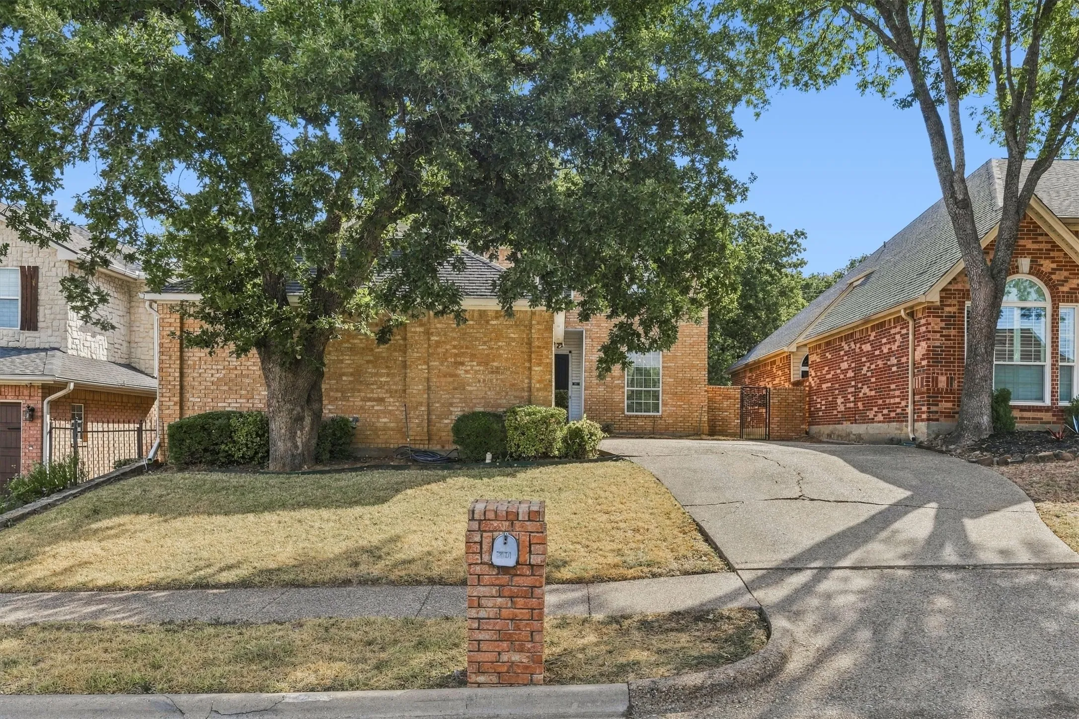 Single Family Residence For Sale in Dallas County , 800 Crest Ridge Drive, Irving, Texas 75061, 3 Bedroom, 3 Bathroom, 2 Garage spaces, 2,598 Sqft, built in 1989, mls#21399454, Real Estate Agent in Irving, Homes For Sale in Dallas county, Homes For Sale in Irving, Realtor in Irving Texas, Real Estate Brokerage Independent Realty Texas, Luminita Cordes Realtor