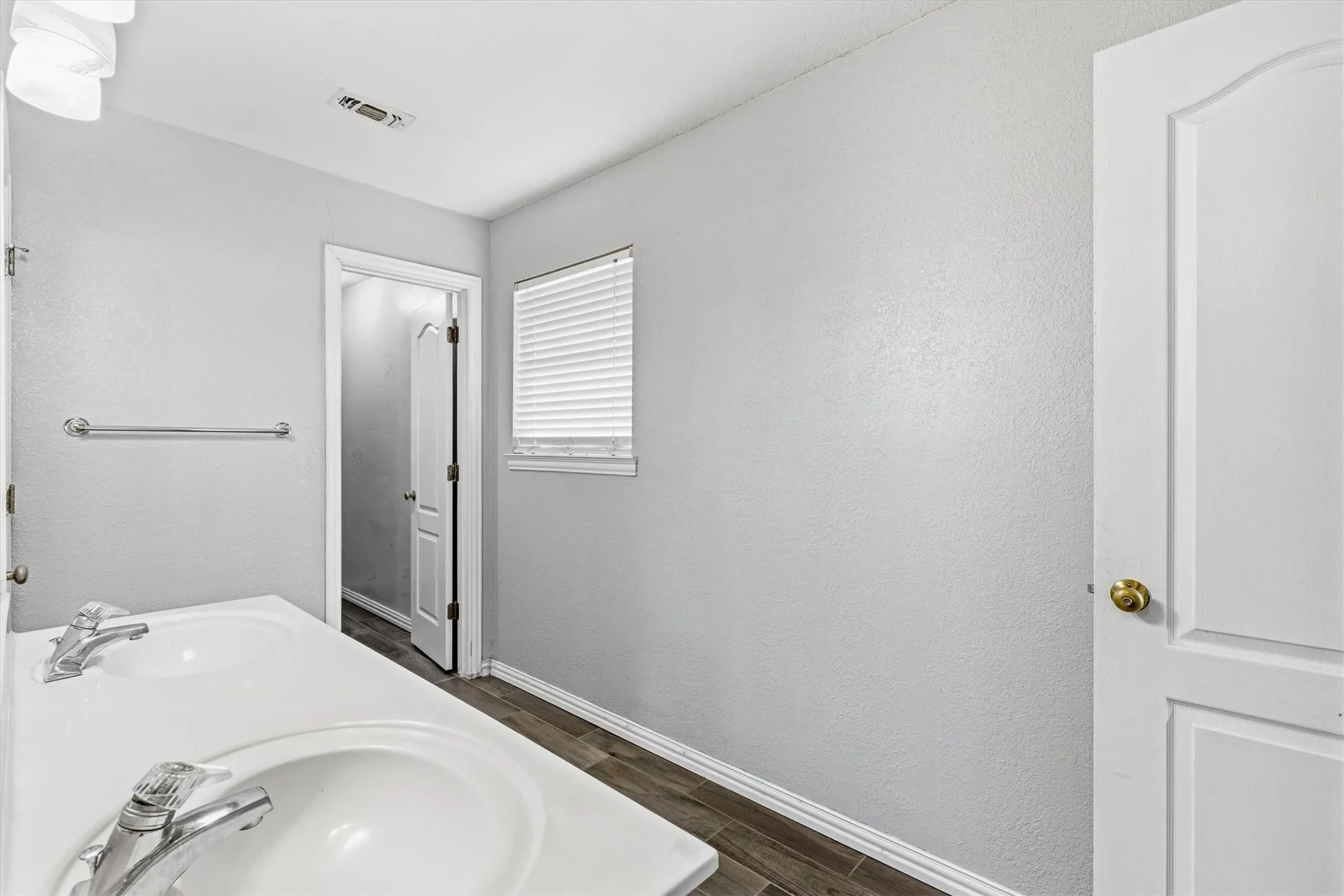 Single Family Residence For Sale in Dallas County , 800 Crest Ridge Drive, Irving, Texas 75061, 3 Bedroom, 3 Bathroom, 2 Garage spaces, 2,598 Sqft, built in 1989, mls#21399454, Real Estate Agent in Irving, Homes For Sale in Dallas county, Homes For Sale in Irving, Realtor in Irving Texas, Real Estate Brokerage Independent Realty Texas, Luminita Cordes Realtor