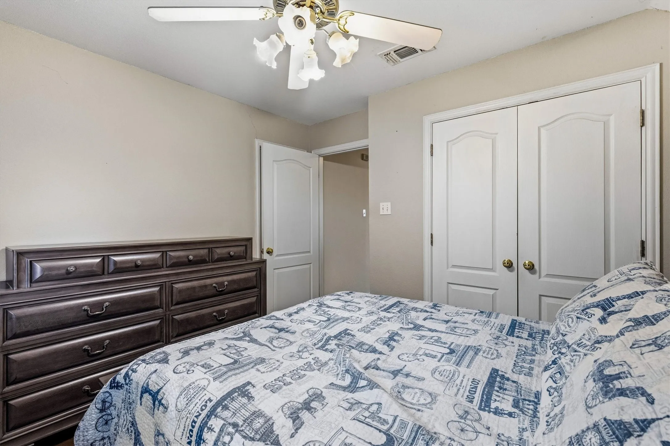 Single Family Residence For Sale in Dallas County , 800 Crest Ridge Drive, Irving, Texas 75061, 3 Bedroom, 3 Bathroom, 2 Garage spaces, 2,598 Sqft, built in 1989, mls#21399454, Real Estate Agent in Irving, Homes For Sale in Dallas county, Homes For Sale in Irving, Realtor in Irving Texas, Real Estate Brokerage Independent Realty Texas, Luminita Cordes Realtor