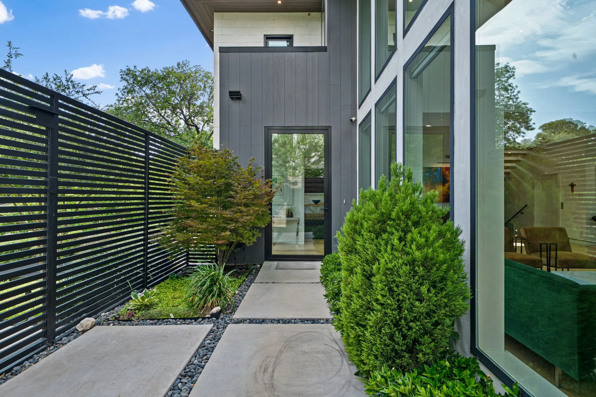 Single Family Residence For Sale in Dallas County , 423 W Colorado Boulevard, Dallas, Texas 75208, 3 Bedroom, 5 Bathroom, 2 Garage spaces, 4,276 Sqft, built in 2021, mls#21399961, Real Estate Agent in Dallas, Homes For Sale in Dallas county, Homes For Sale in Dallas, Realtor in Dallas Texas, Real Estate Brokerage Independent Realty Texas, Luminita Cordes Realtor