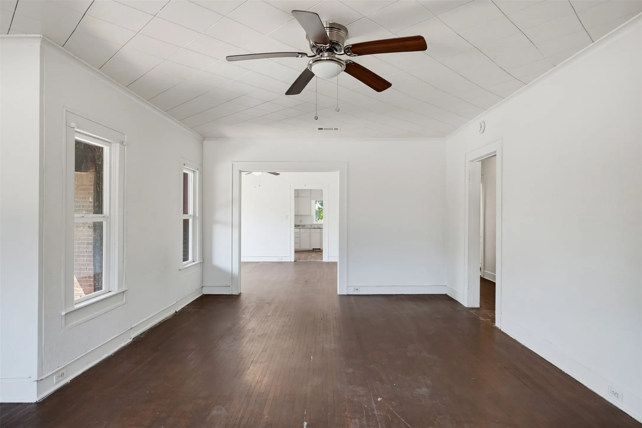 Single Family Residence For Sale in Tarrant County , 817 Marion Avenue, Fort Worth, Texas 76104, 3 Bedroom, 2 Bathroom, Garage spaces, 1,714 Sqft, built in 1937, mls#21369886, Real Estate Agent in Fort Worth, Homes For Sale in Tarrant county, Homes For Sale in Fort Worth, Realtor in Fort Worth Texas, Real Estate Brokerage Independent Realty Texas, Luminita Cordes Realtor