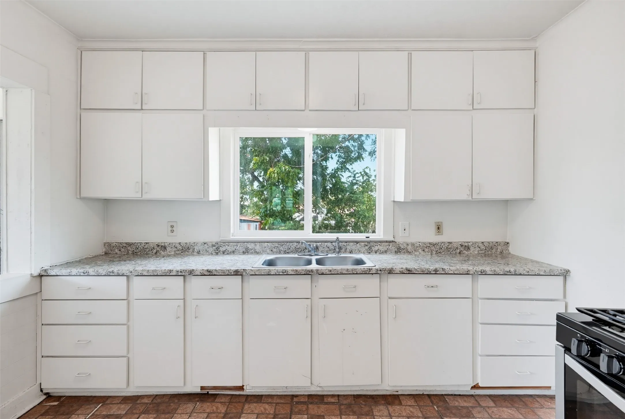 Single Family Residence For Sale in Tarrant County , 817 Marion Avenue, Fort Worth, Texas 76104, 3 Bedroom, 2 Bathroom, Garage spaces, 1,714 Sqft, built in 1937, mls#21369886, Real Estate Agent in Fort Worth, Homes For Sale in Tarrant county, Homes For Sale in Fort Worth, Realtor in Fort Worth Texas, Real Estate Brokerage Independent Realty Texas, Luminita Cordes Realtor