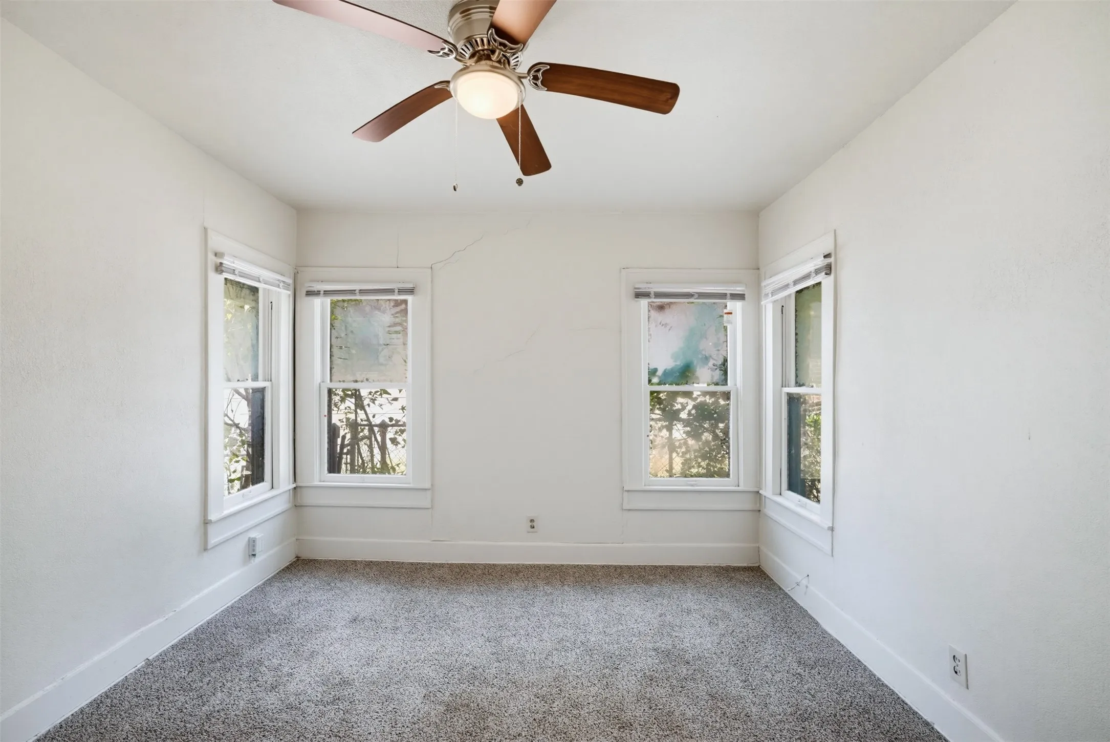 Single Family Residence For Sale in Tarrant County , 817 Marion Avenue, Fort Worth, Texas 76104, 3 Bedroom, 2 Bathroom, Garage spaces, 1,714 Sqft, built in 1937, mls#21369886, Real Estate Agent in Fort Worth, Homes For Sale in Tarrant county, Homes For Sale in Fort Worth, Realtor in Fort Worth Texas, Real Estate Brokerage Independent Realty Texas, Luminita Cordes Realtor